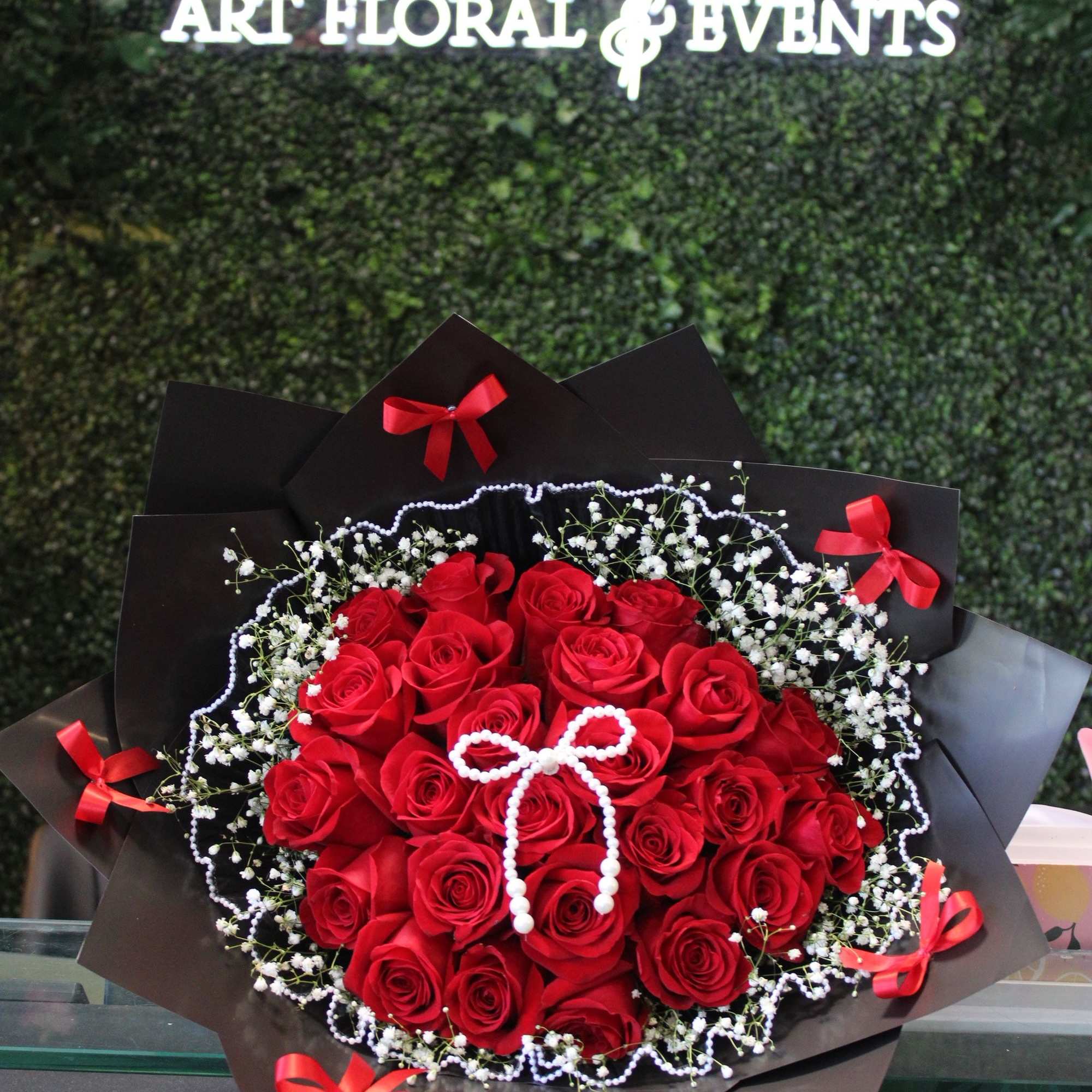 25 roses with pearl accents babies breath and matching bows
*NO VASE INCLUDED*