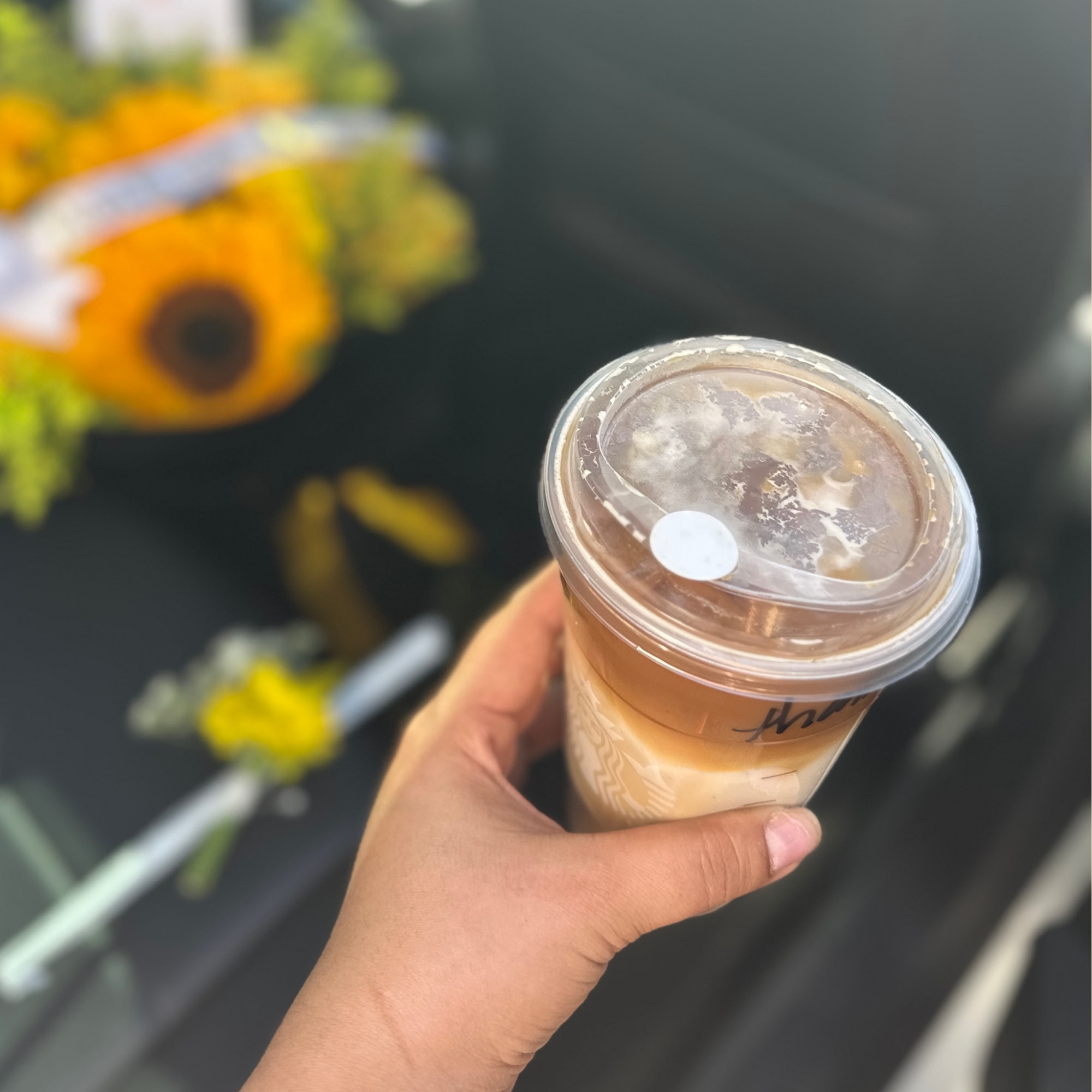 El ramo de flores mixto de flores puede variar en color y