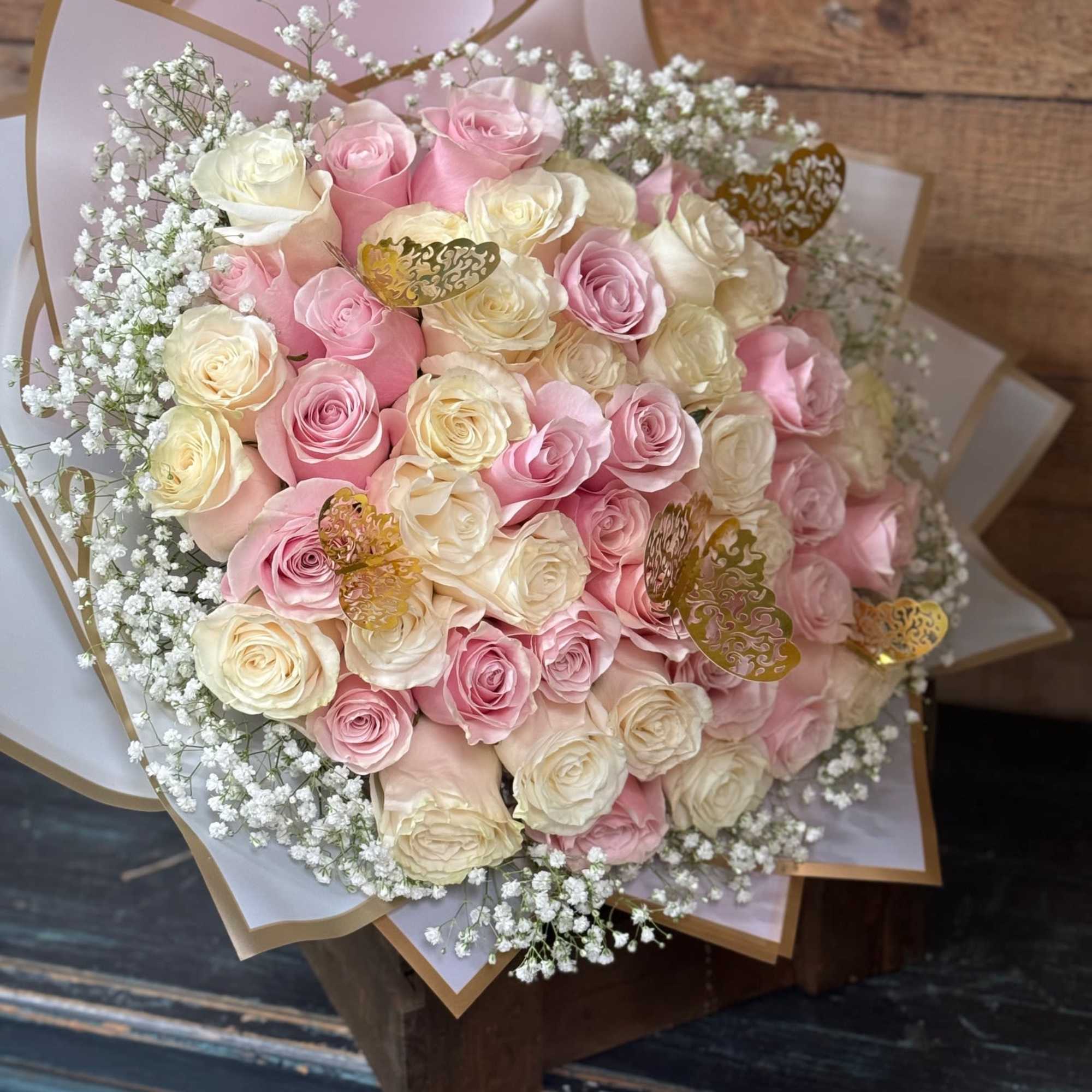 A beautiful wrapped bouquet of 25, 50, or 100 roses.
Please specify color A beautiful wrapped bouquet of 25, 50, or 100 roses.
Please specify color