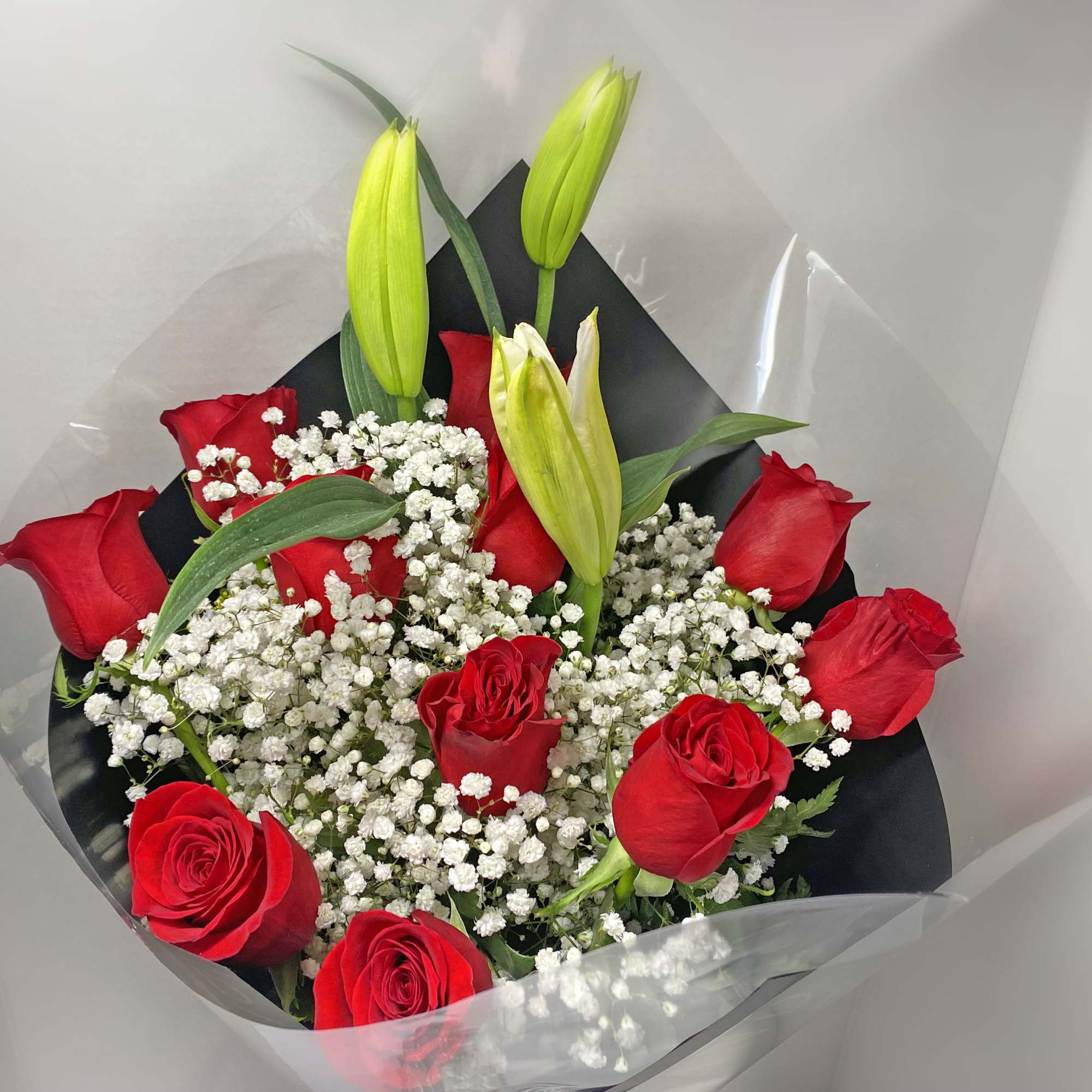 Bouquet of 12 Roses and Lilies special for any occasion
Deluxe: 20 Red