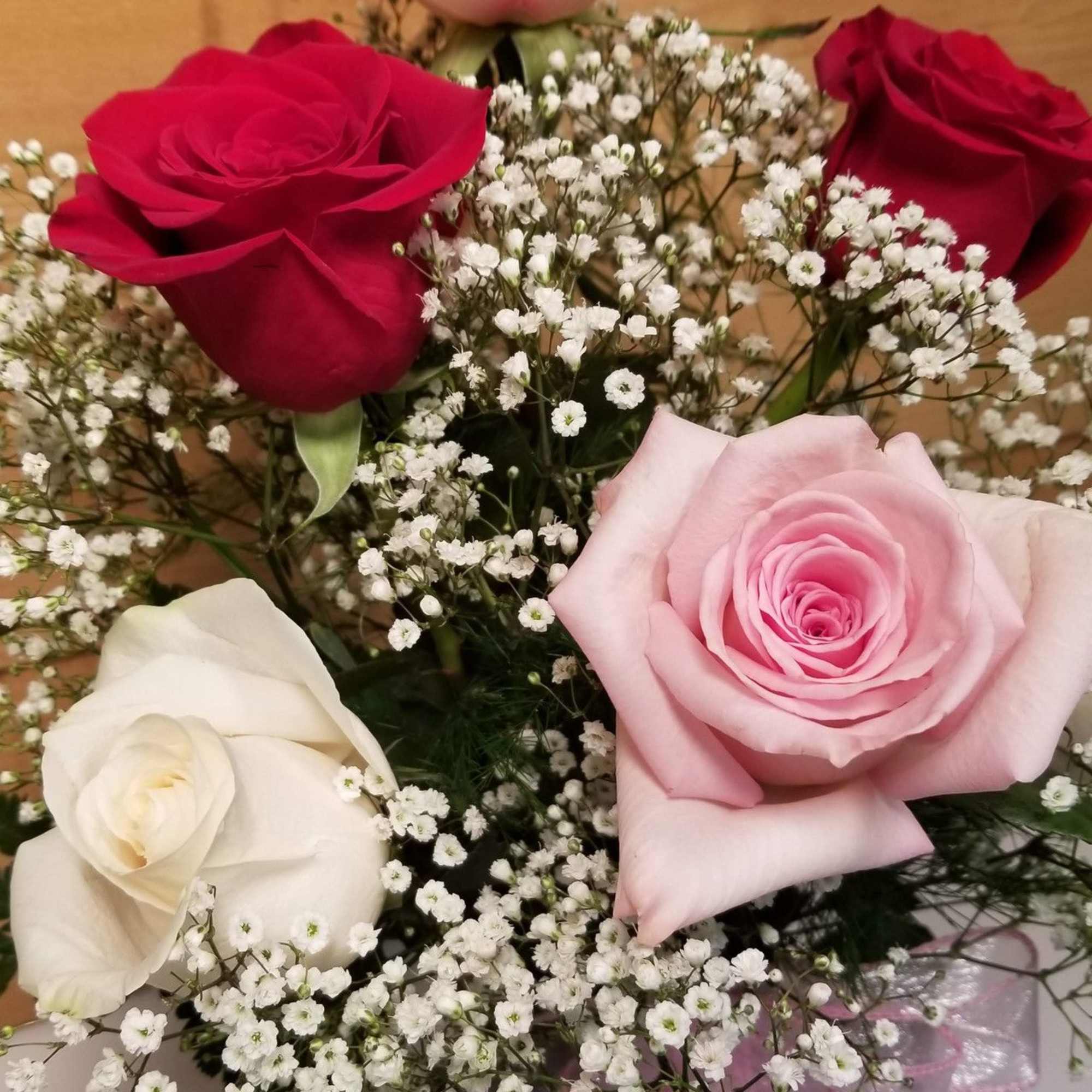 Bright and beautiful roses send a memorable message to your special someone Bright and beautiful roses send a memorable message to your special someone