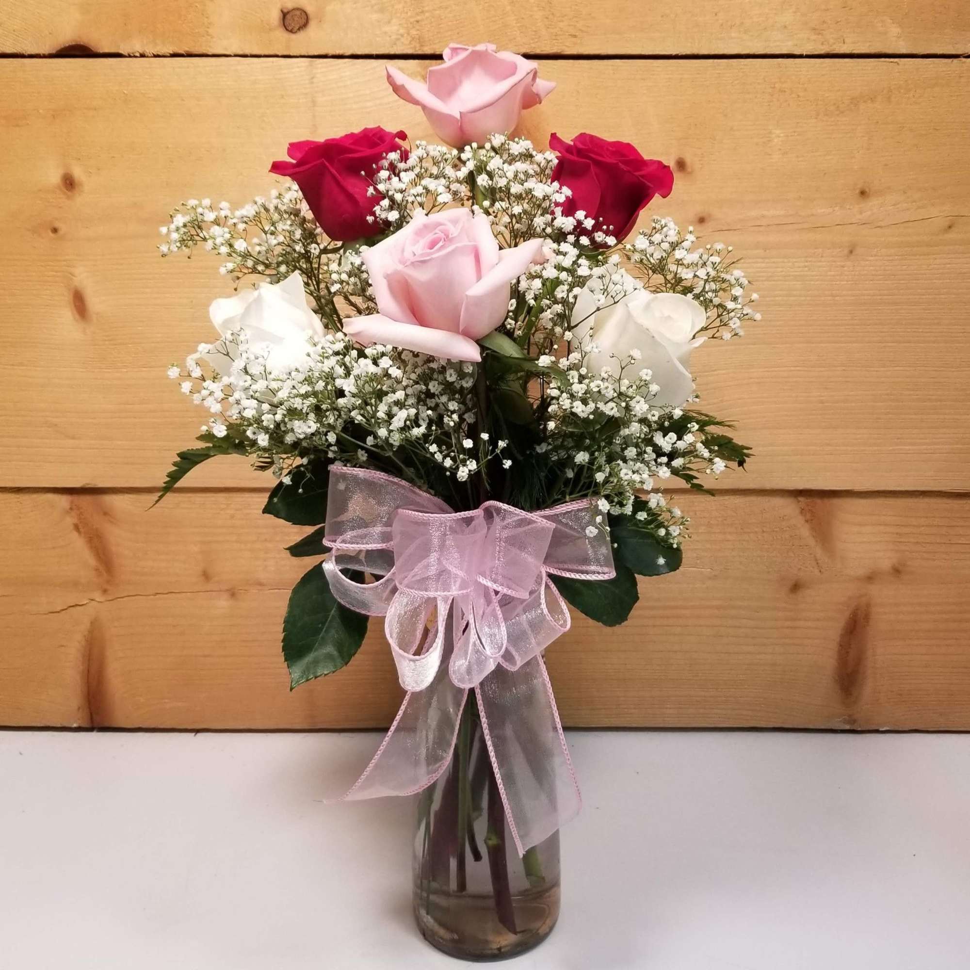 Bright and beautiful roses send a memorable message to your special someone Bright and beautiful roses send a memorable message to your special someone
