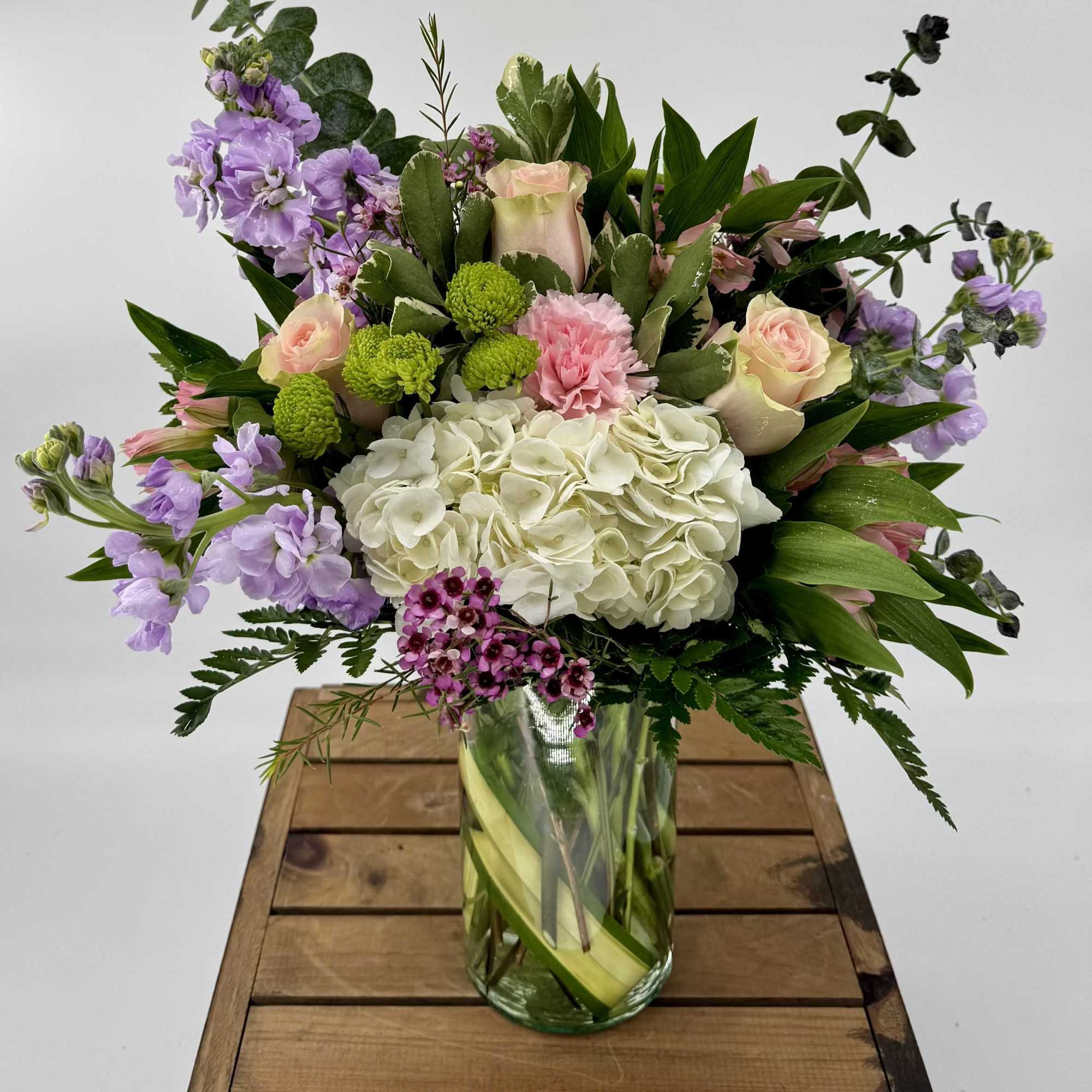 This enchanting bouquet features an exquisite combination of pink roses, white hydrangeas