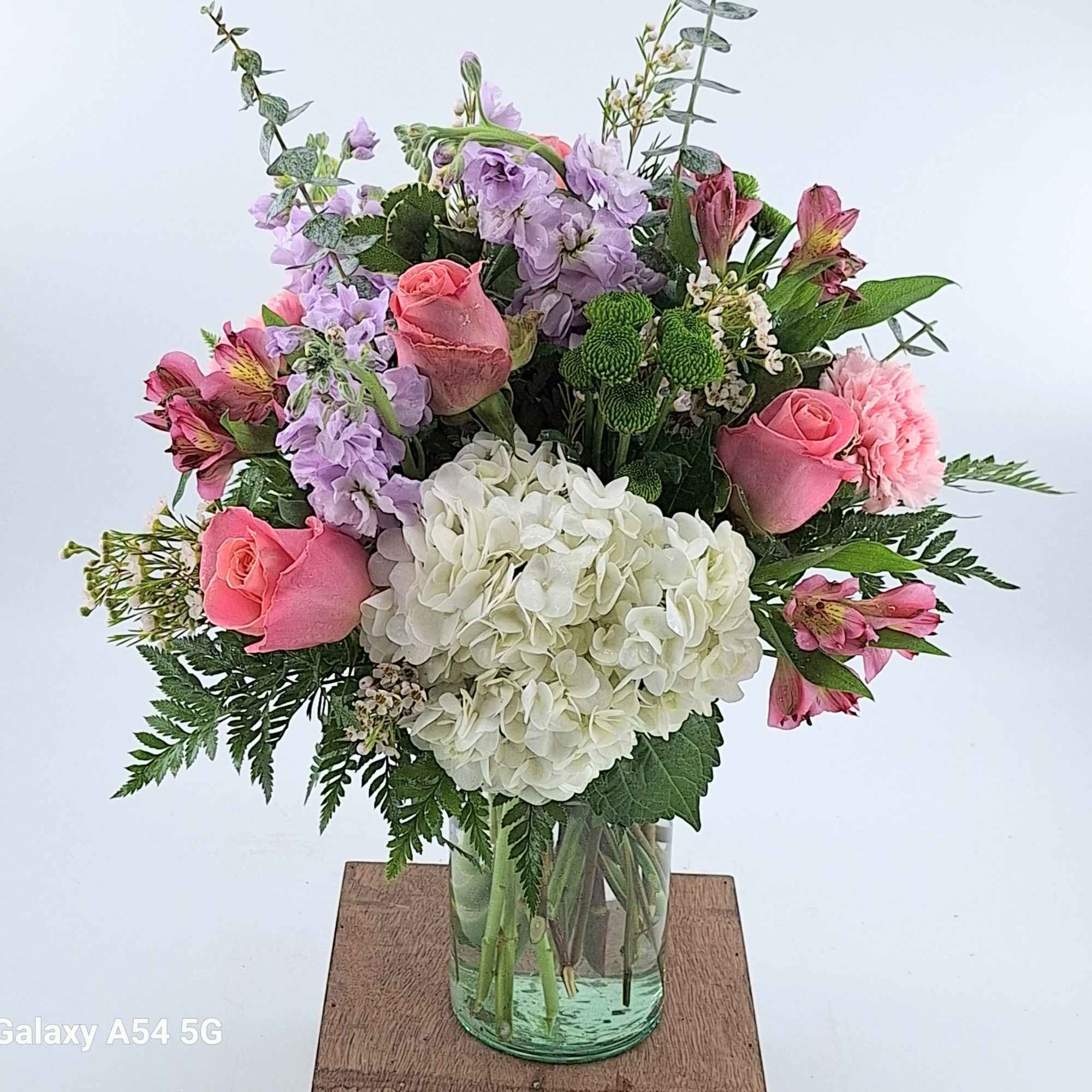 This enchanting bouquet features an exquisite combination of pink roses, white hydrangeas
