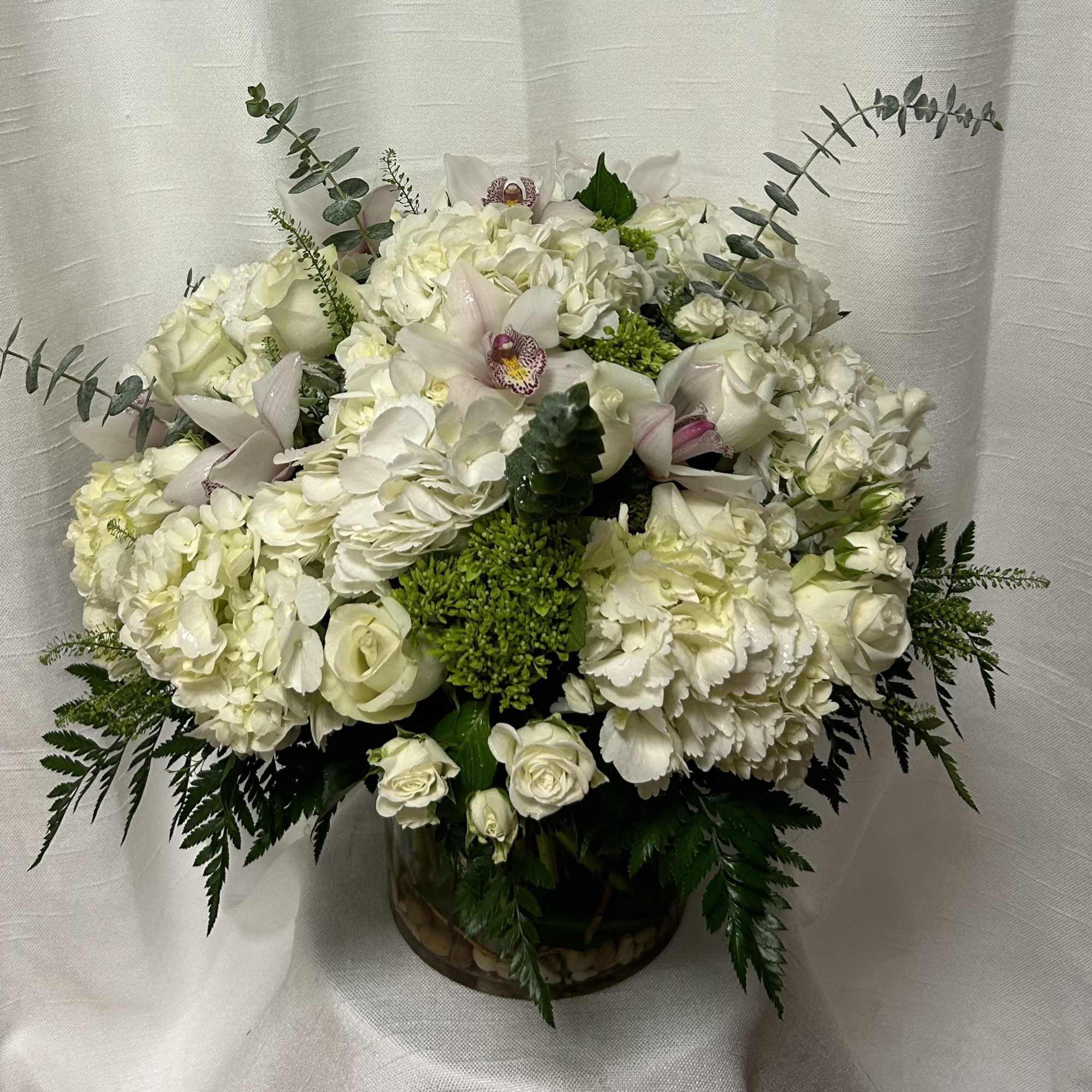 Make a bold statement with our show-stopping modern floral arrangement, an elaborate