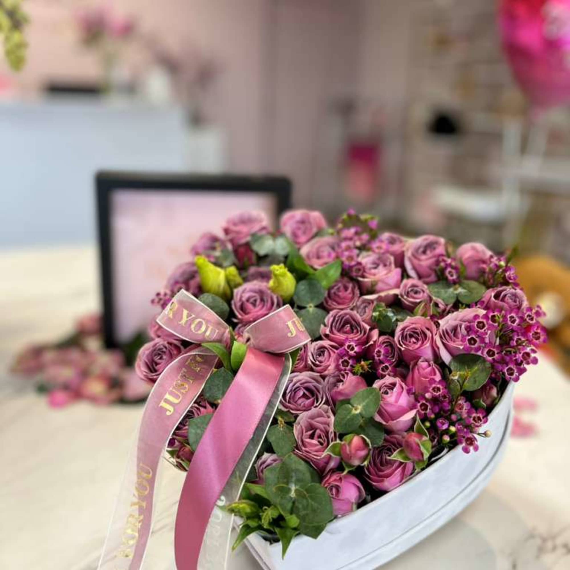 A gift full of tenderness and elegance: mini lilac roses carefully arranged