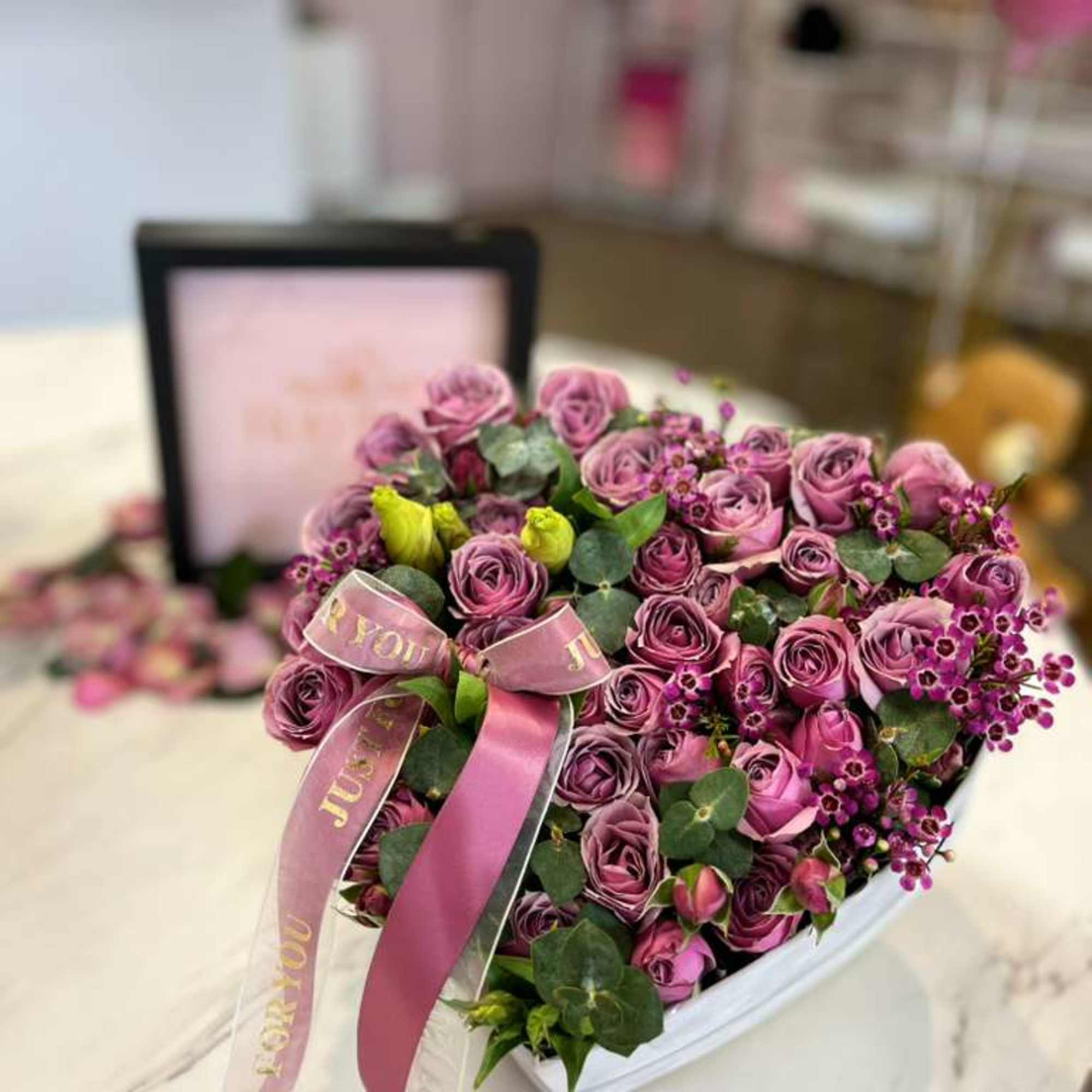 A gift full of tenderness and elegance: mini lilac roses carefully arranged