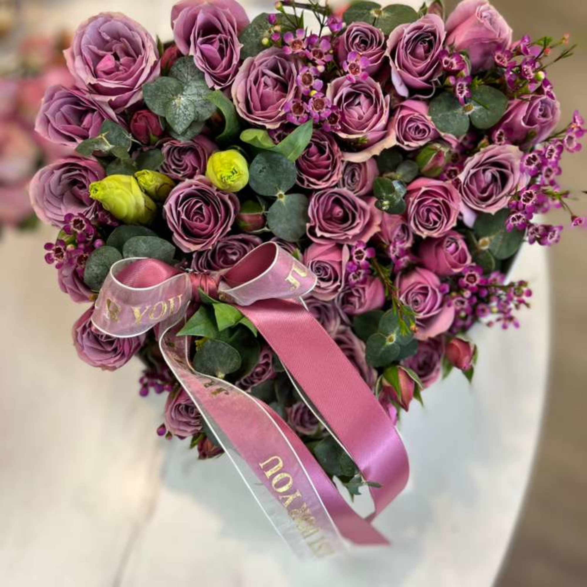A gift full of tenderness and elegance: mini lilac roses carefully arranged