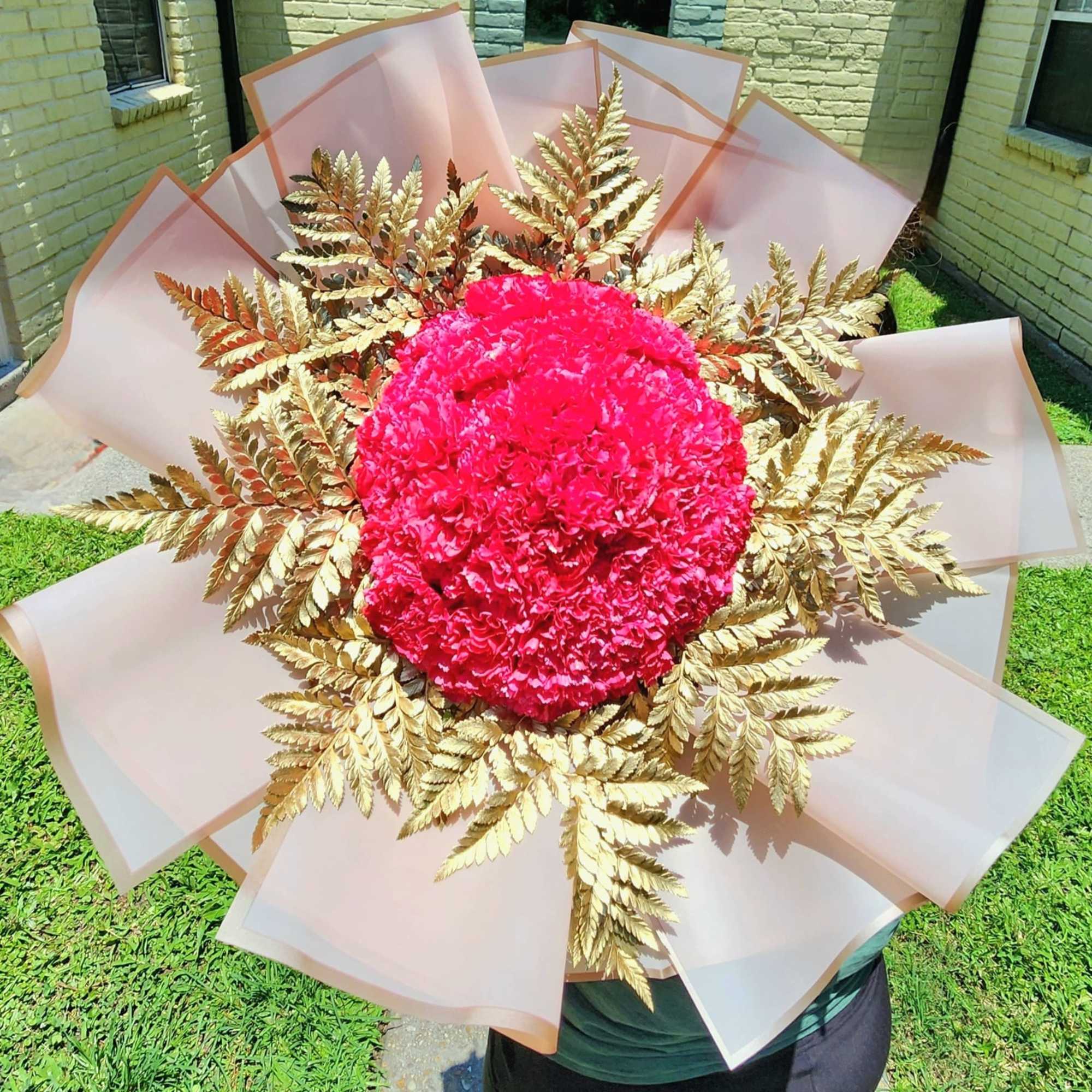 Let this beauty with a golden touch conquer you.