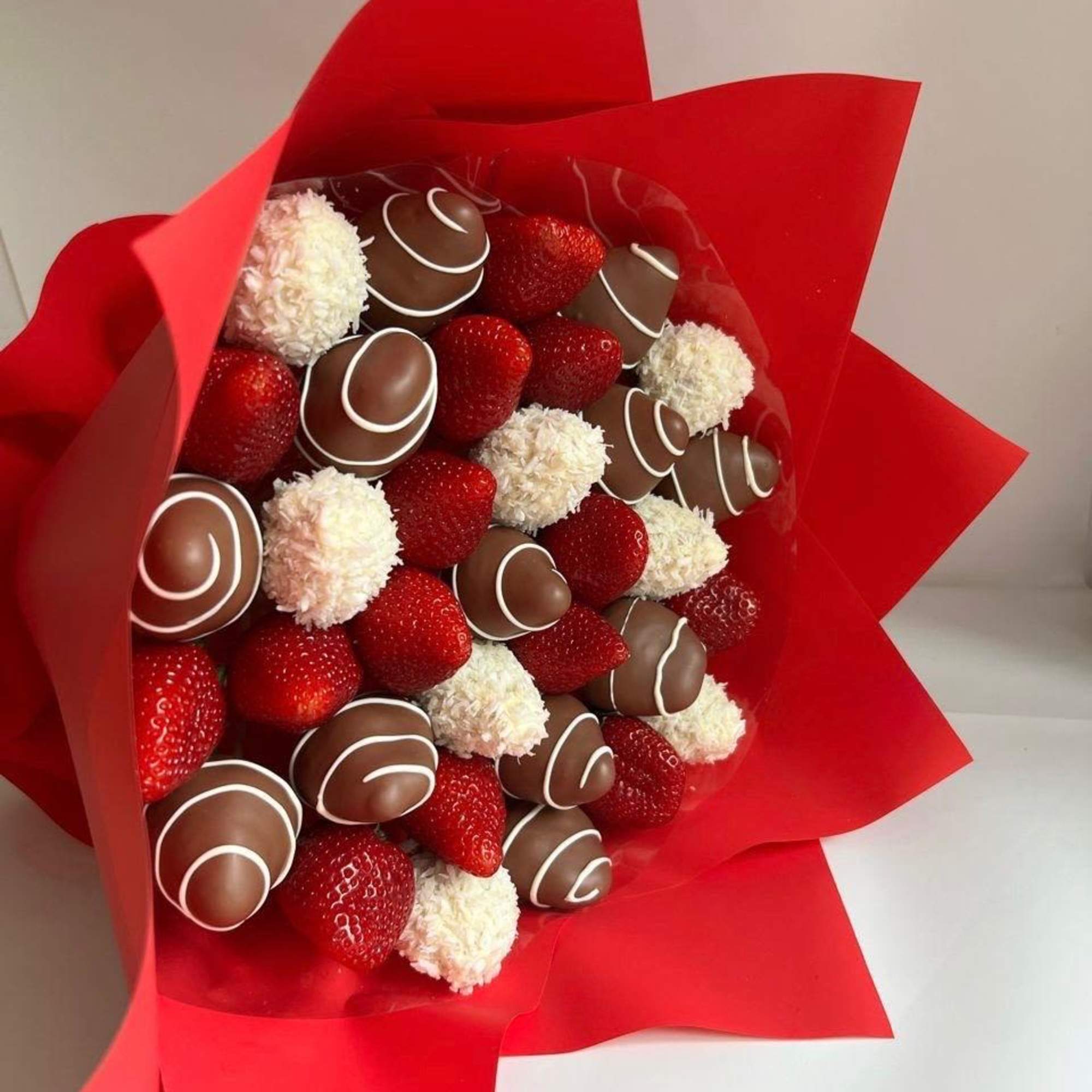 detalles en diferentes presentaciones elboradas con fresas y flores