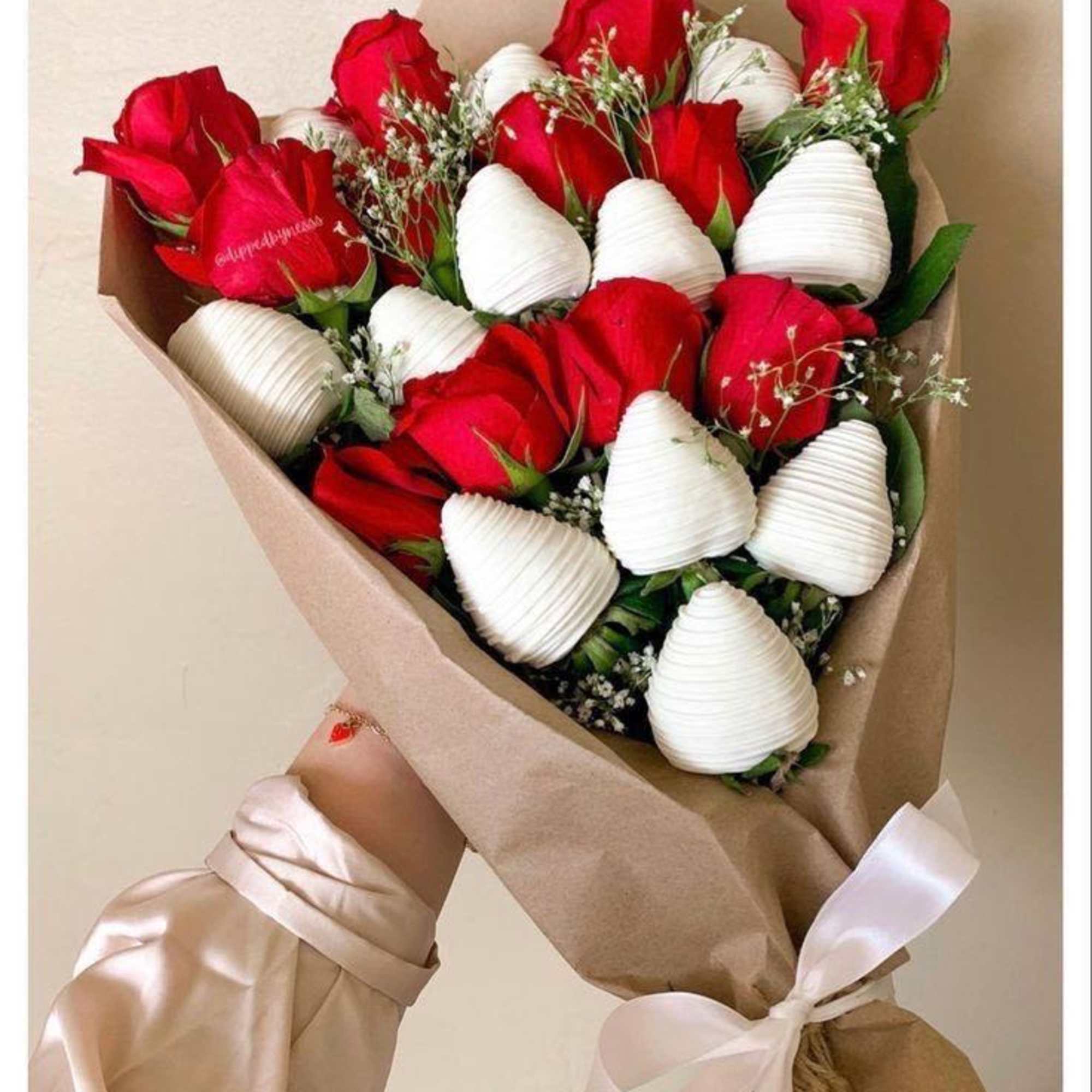 detalles en diferentes presentaciones elboradas con fresas y flores