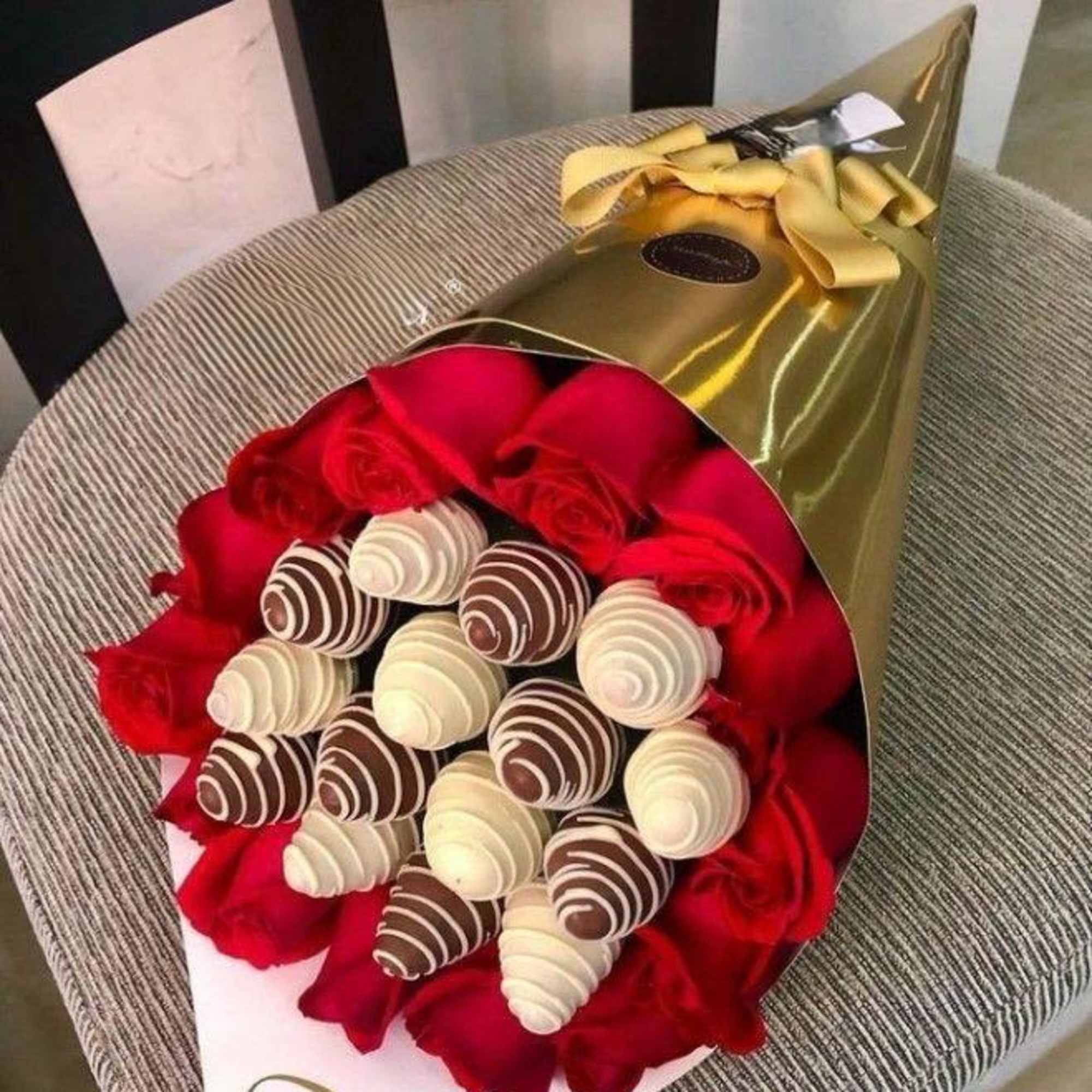 detalles en diferentes presentaciones elboradas con fresas y flores