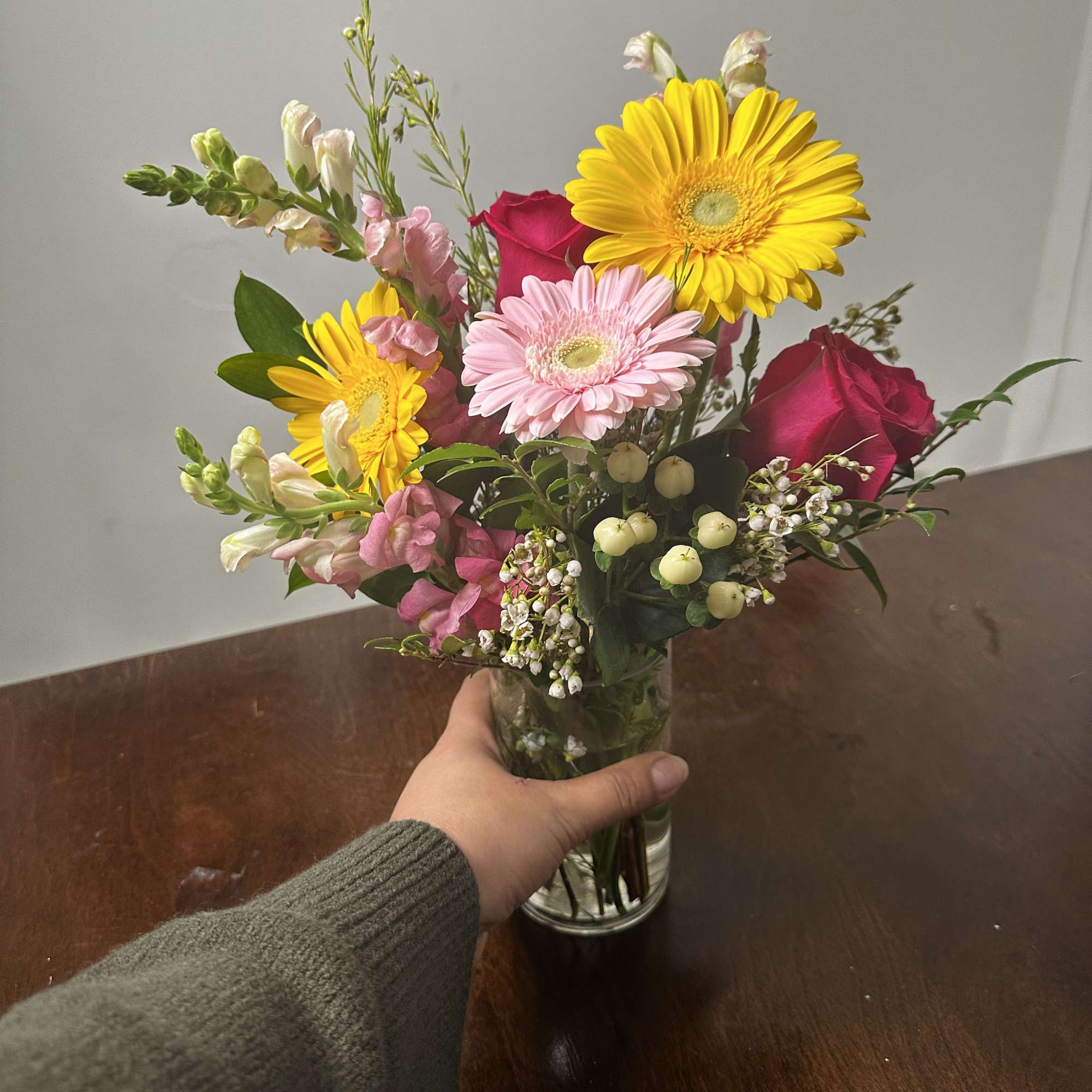 El mini arreglo de flores naturales es una combinaci&oacute;n de flores de