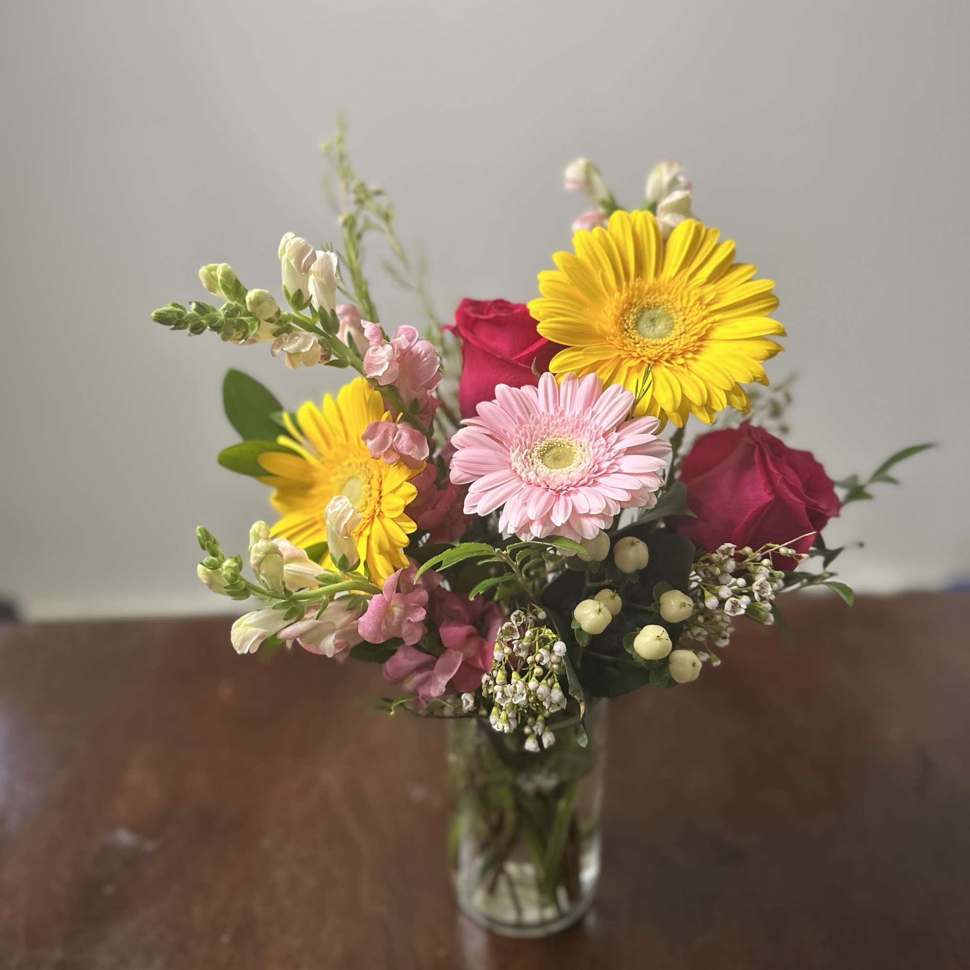El mini arreglo de flores naturales es una combinaci&oacute;n de flores de