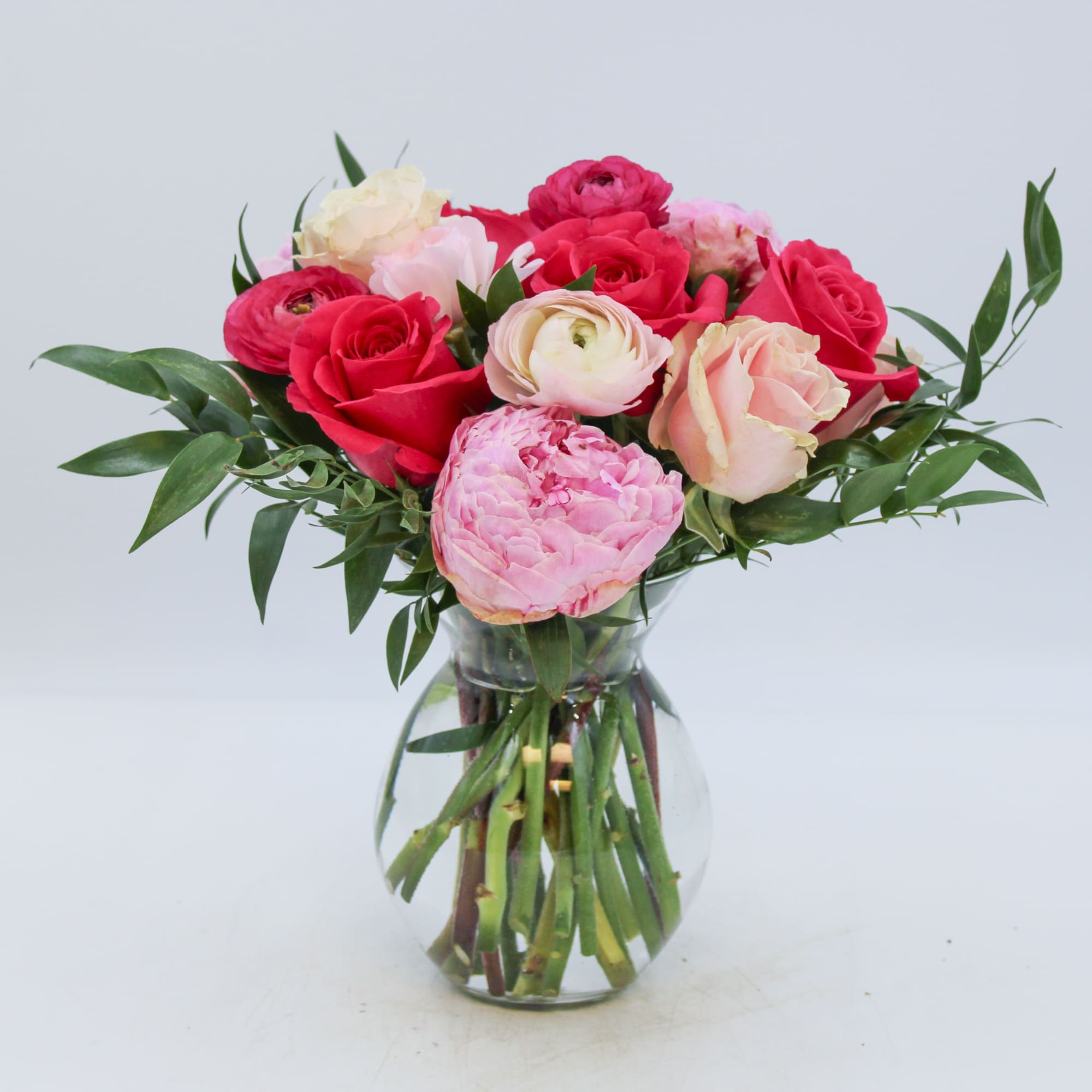 Amour is an adorable and luxurious design with only premium flowers including