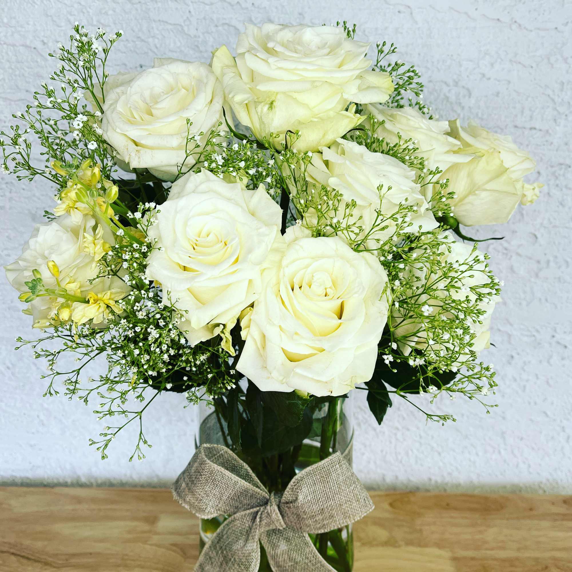 18 roses 
White flowers mean purity and innocence up to sympathy. 
Whit 18 roses 
White flowers mean purity and innocence up to sympathy. 
Whit