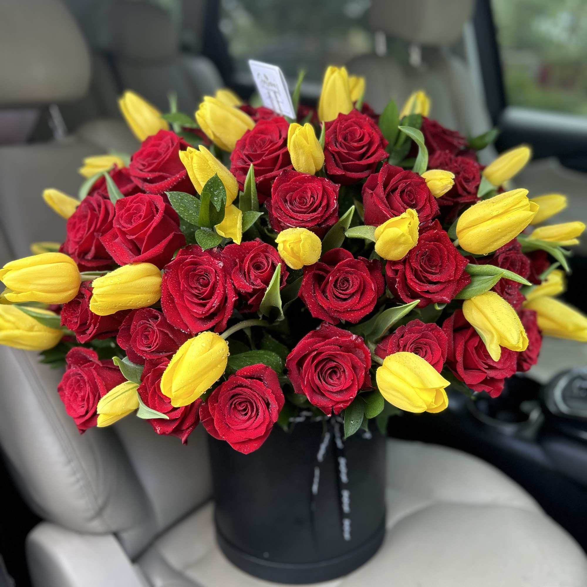 Large box with 75 red roses and tulips!
Caja redonda com rosas y