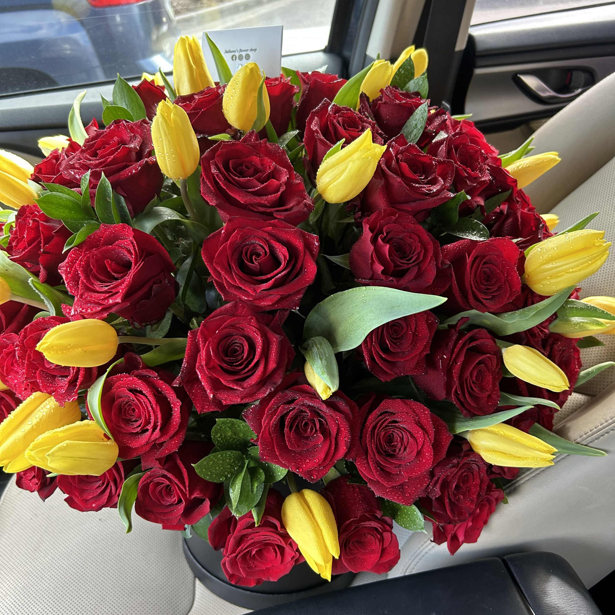 Large box with 75 red roses and tulips!
Caja redonda com rosas y