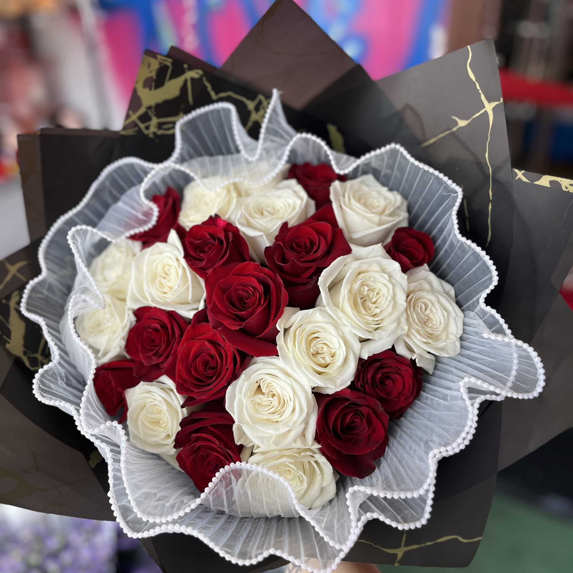 averages 24 roses in red and white, with a pearled collar 