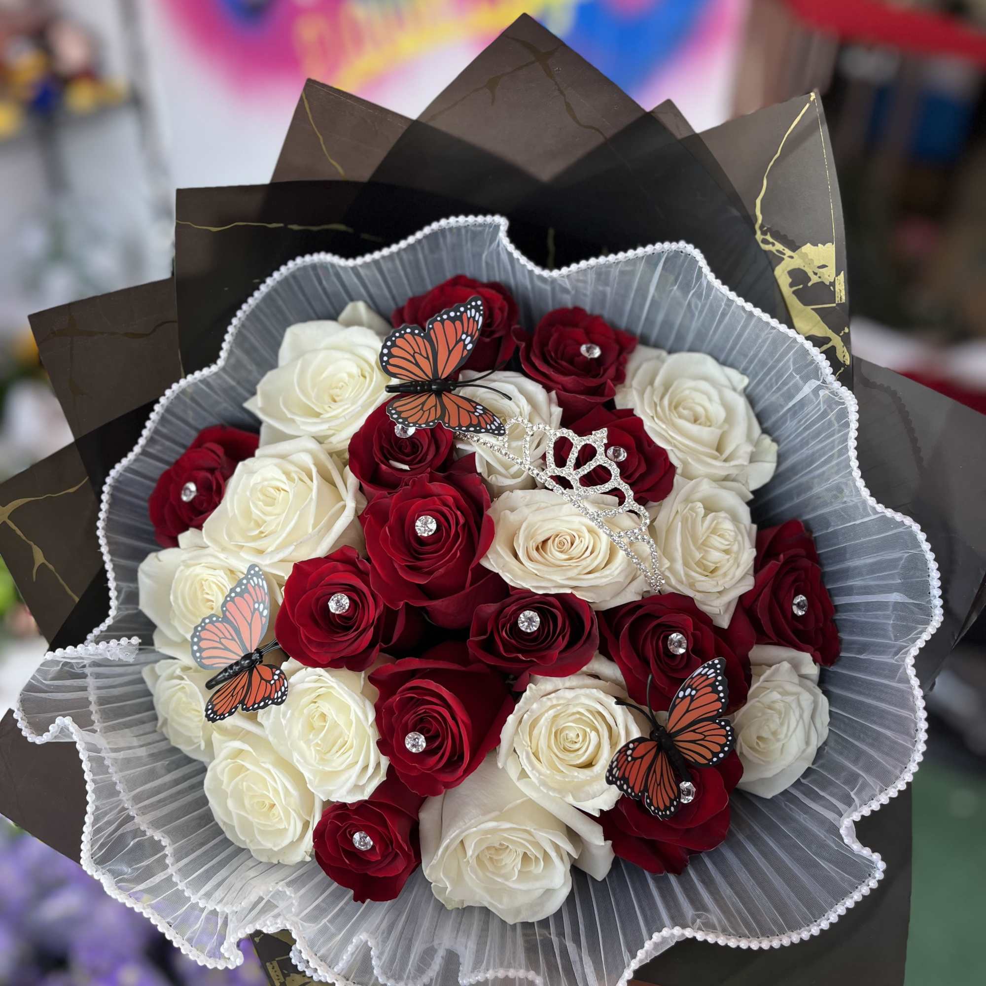 averages 24 roses in red and white, with a pearled collar 