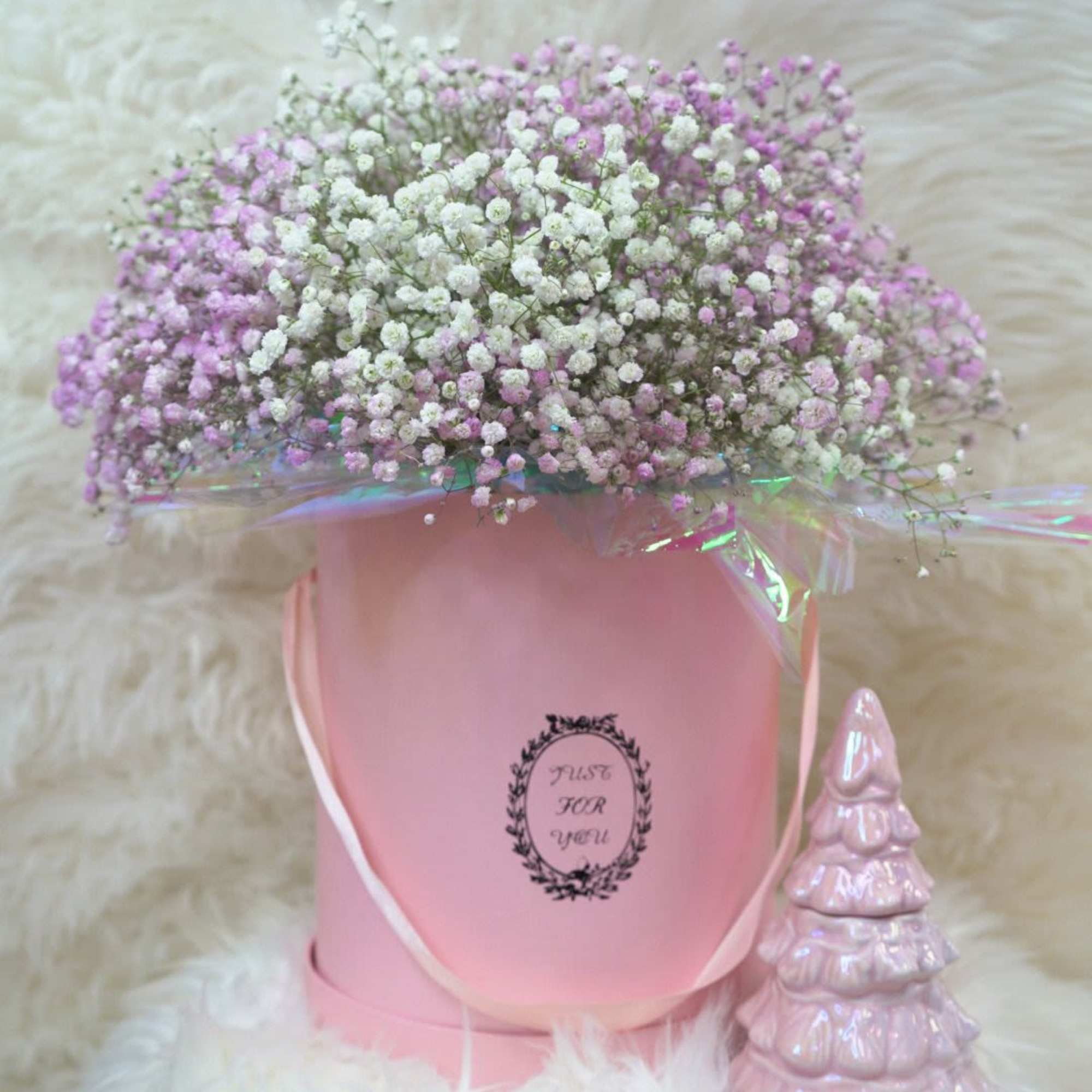 A delicate and harmonious floral arrangement that evokes rain and combines the