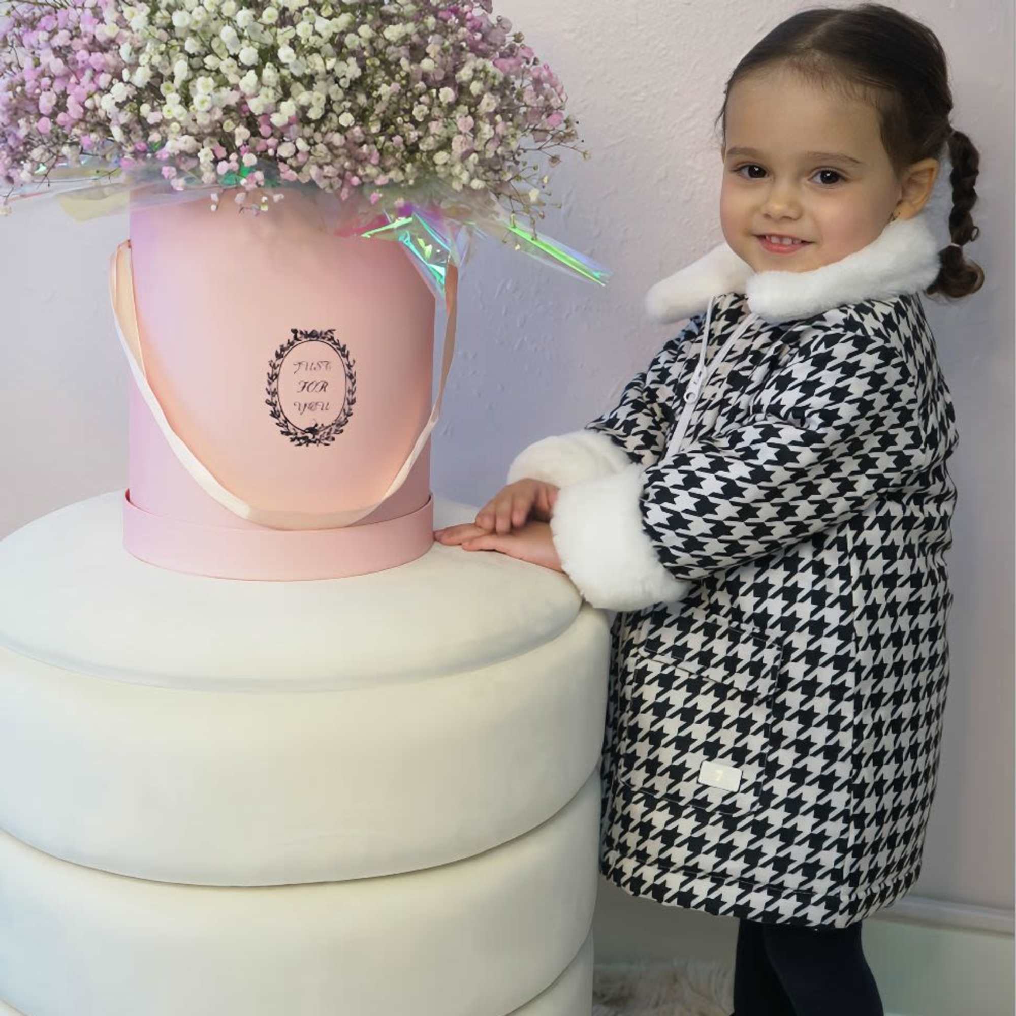 A delicate and harmonious floral arrangement that evokes rain and combines the