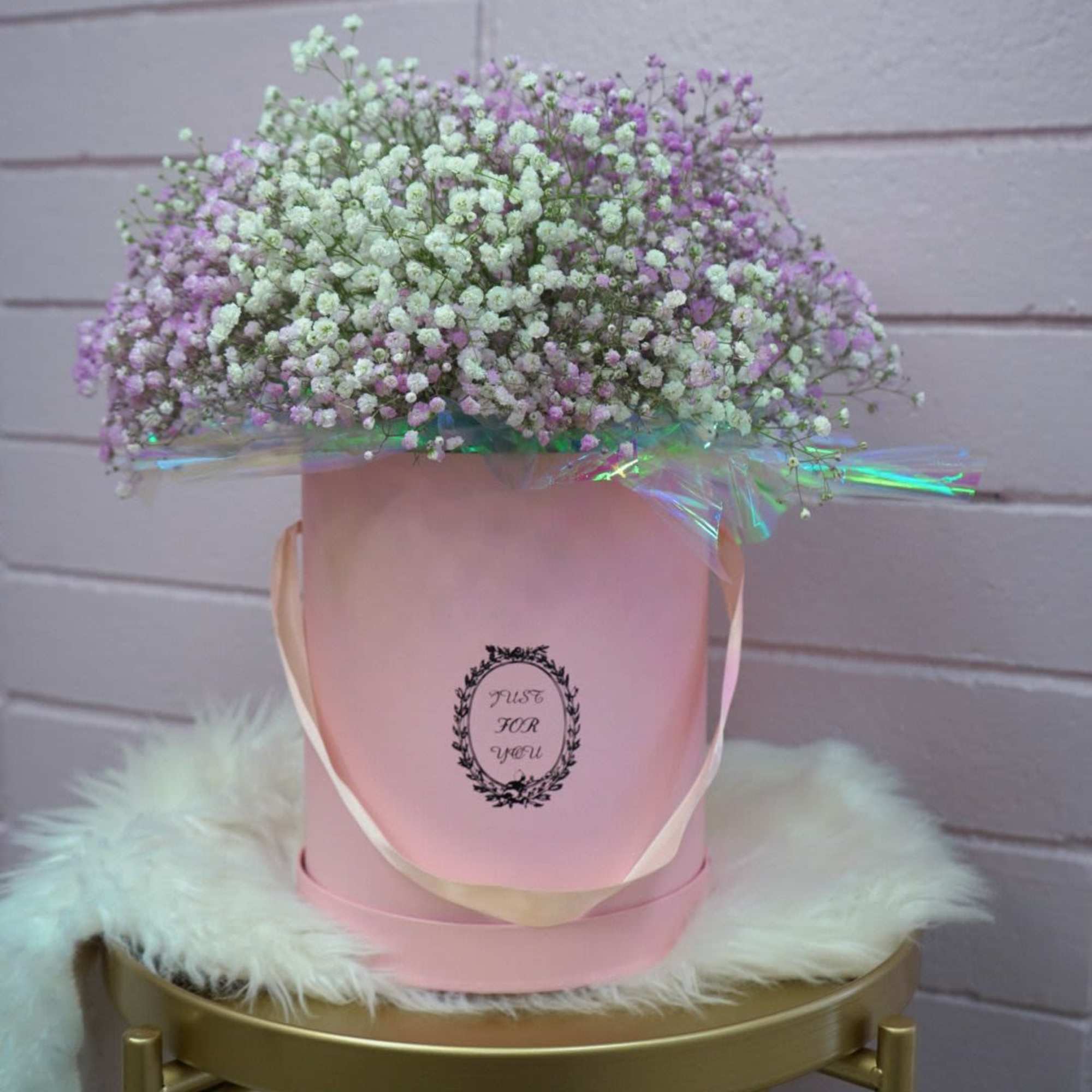 A delicate and harmonious floral arrangement that evokes rain and combines the