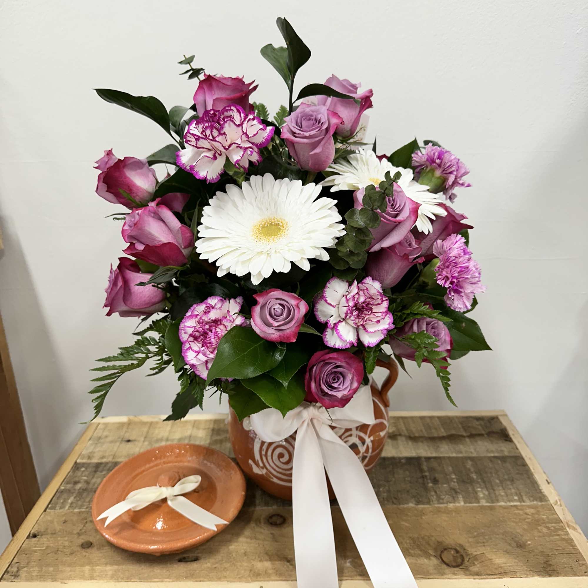 The Blanco y P&uacute;rpura Sereno is an elegant arrangement featuring a harmonious