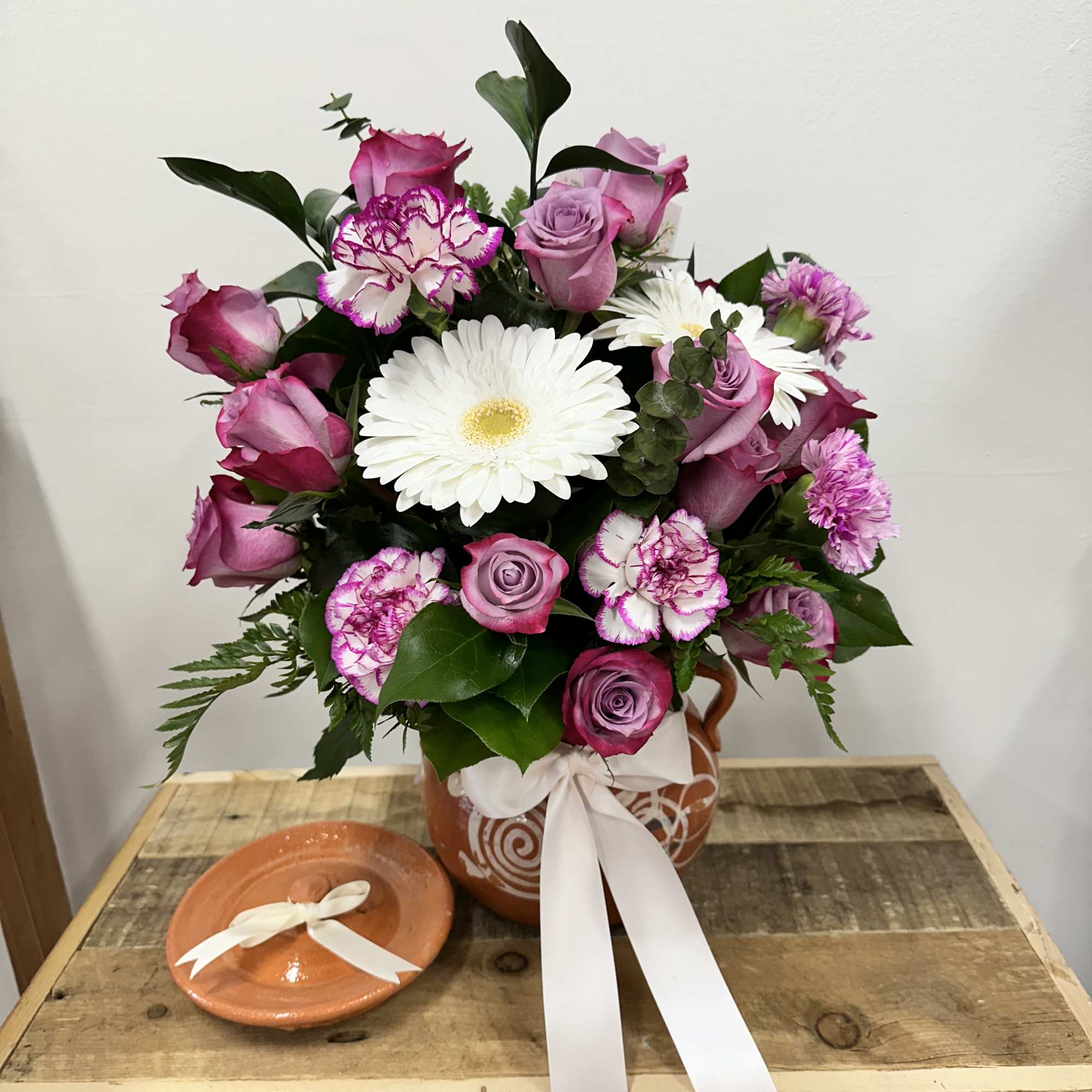 The Blanco y P&uacute;rpura Sereno is an elegant arrangement featuring a harmonious