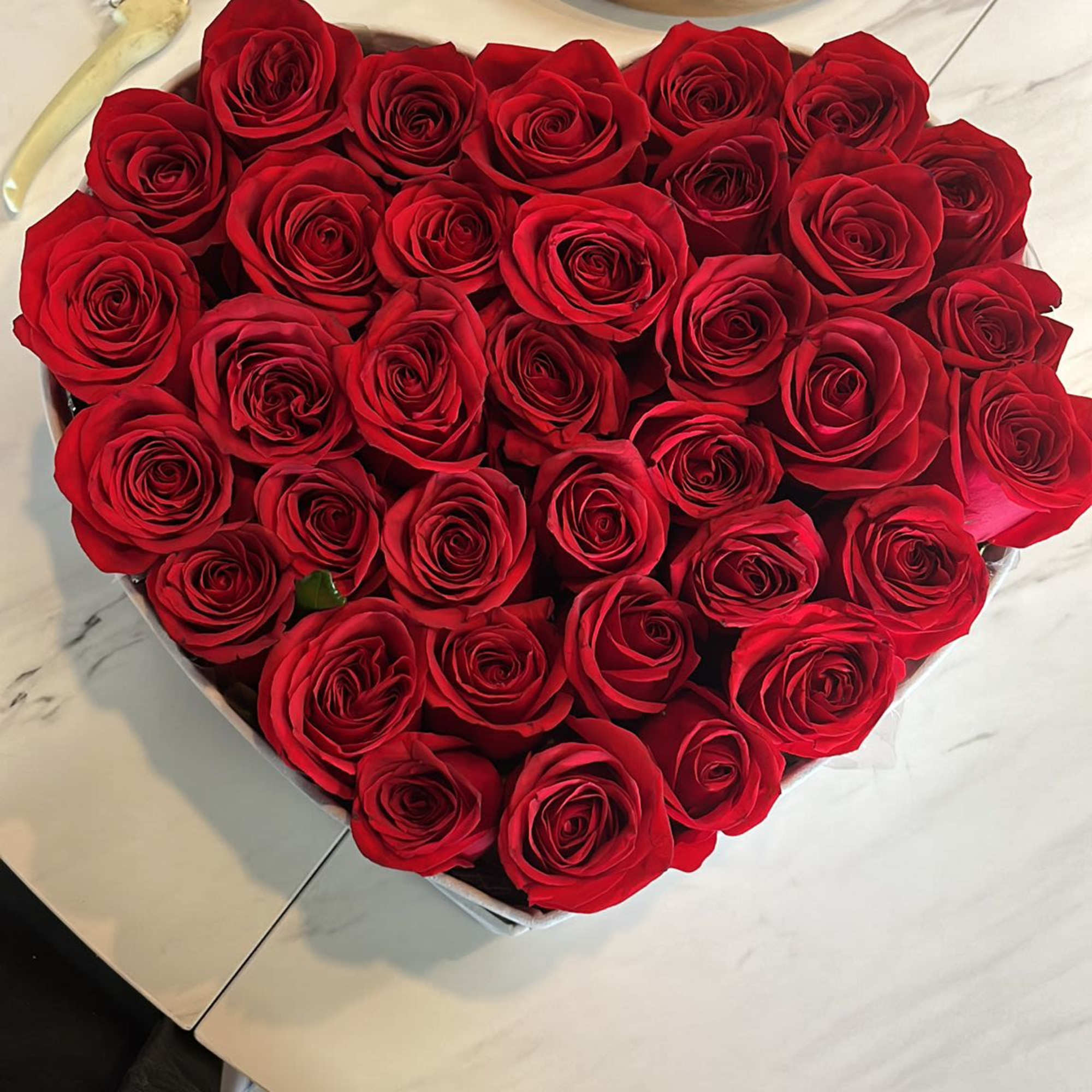 Un arreglo que habla sin palabras.
Este hermoso coraz&oacute;n elaborado con rosas frescas