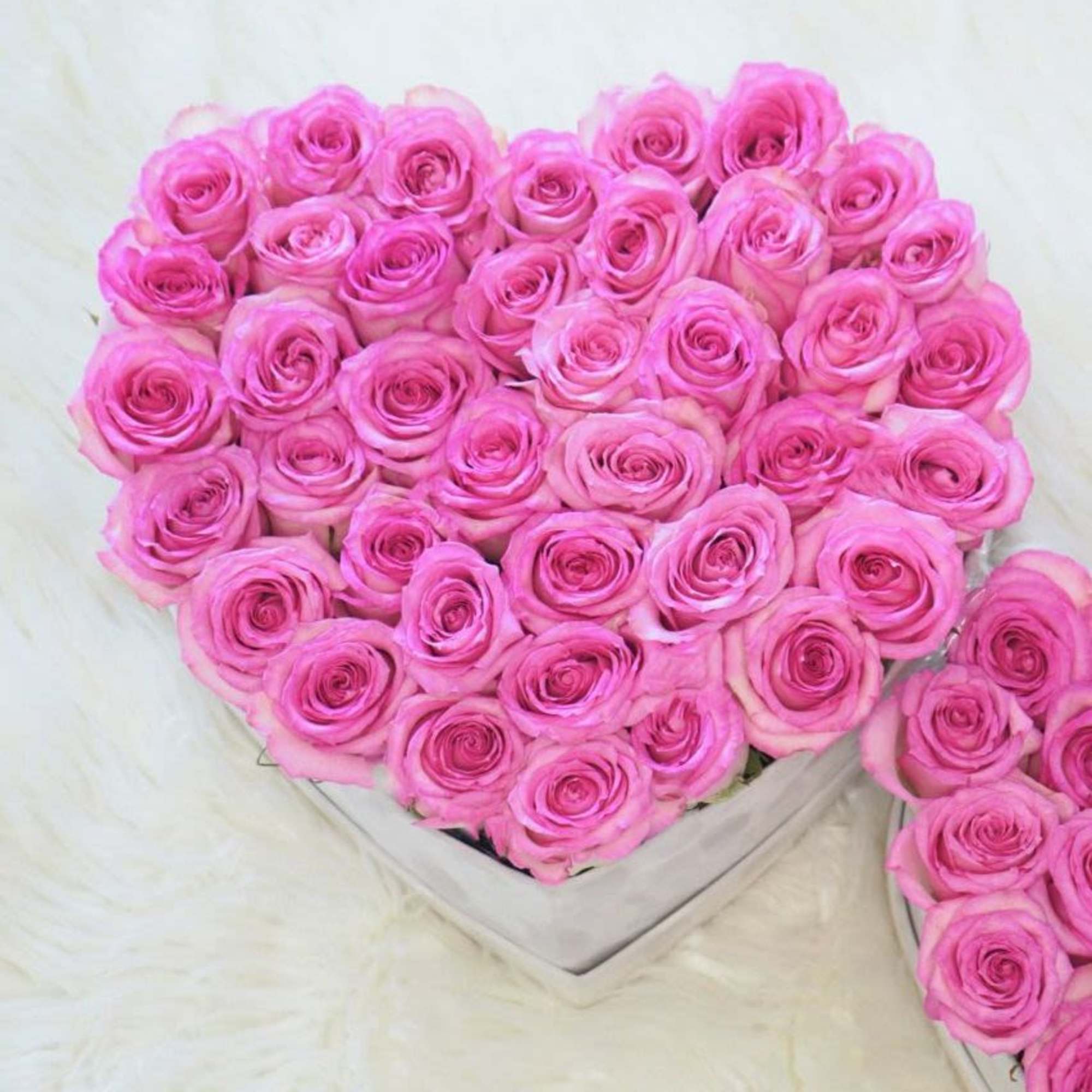 Un arreglo que habla sin palabras.
Este hermoso coraz&oacute;n elaborado con rosas frescas