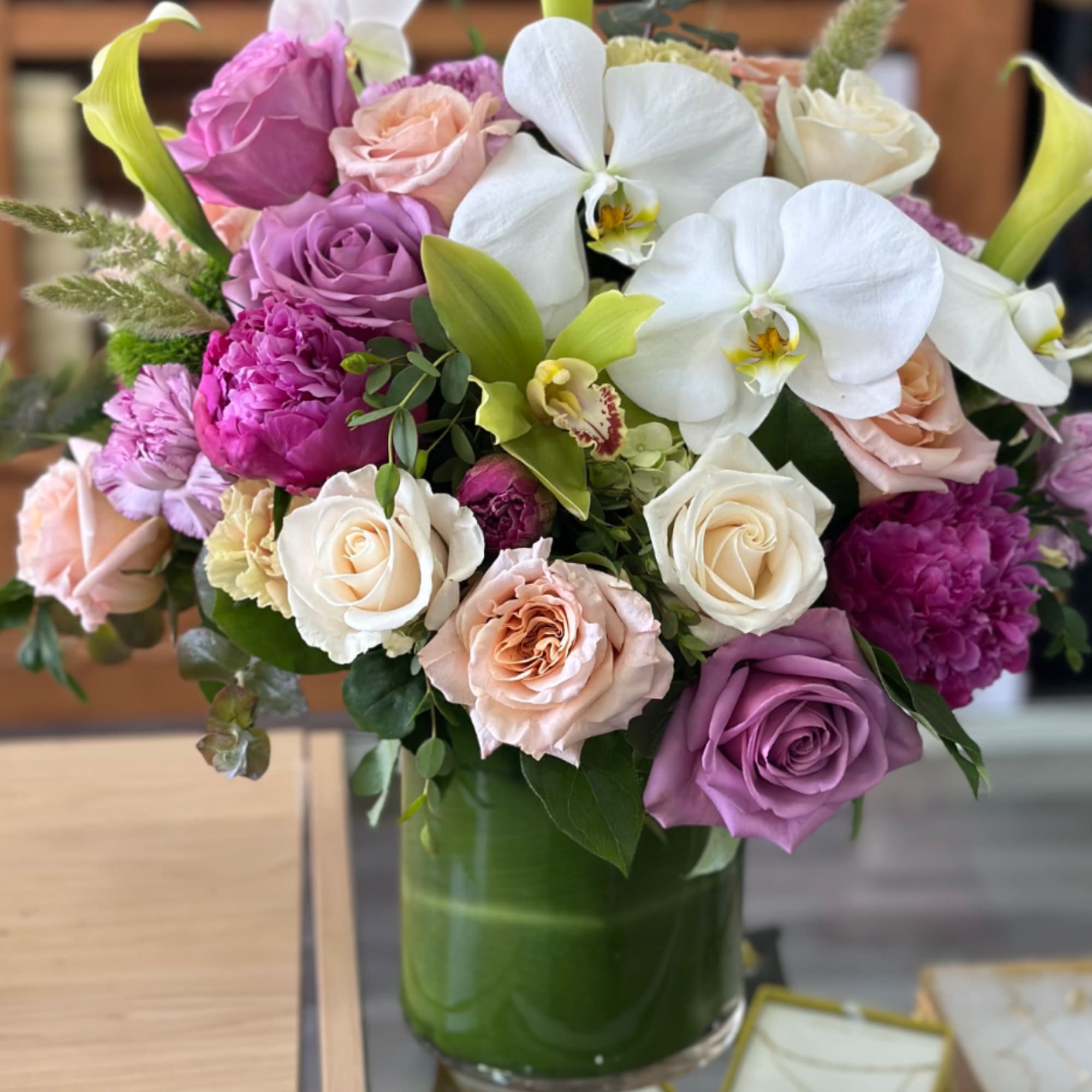 This beautiful grand garden arrangement  is crafted in a luxurious blend