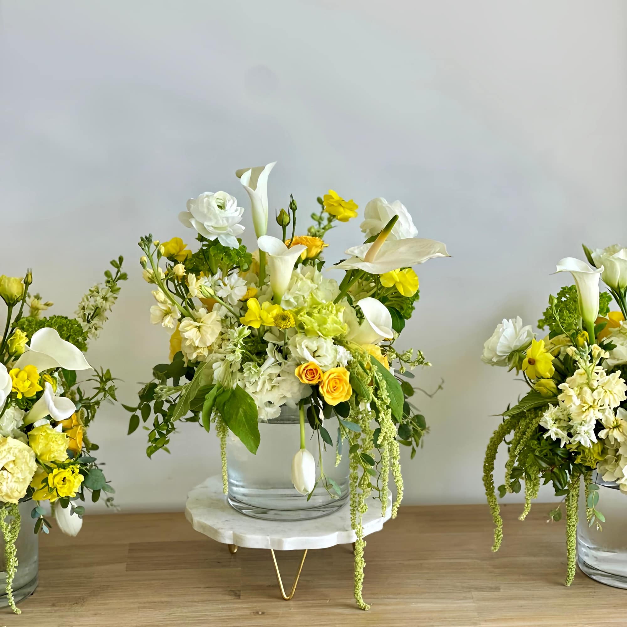 A fresh arrangement of white and yellow flowers arranged in a clear