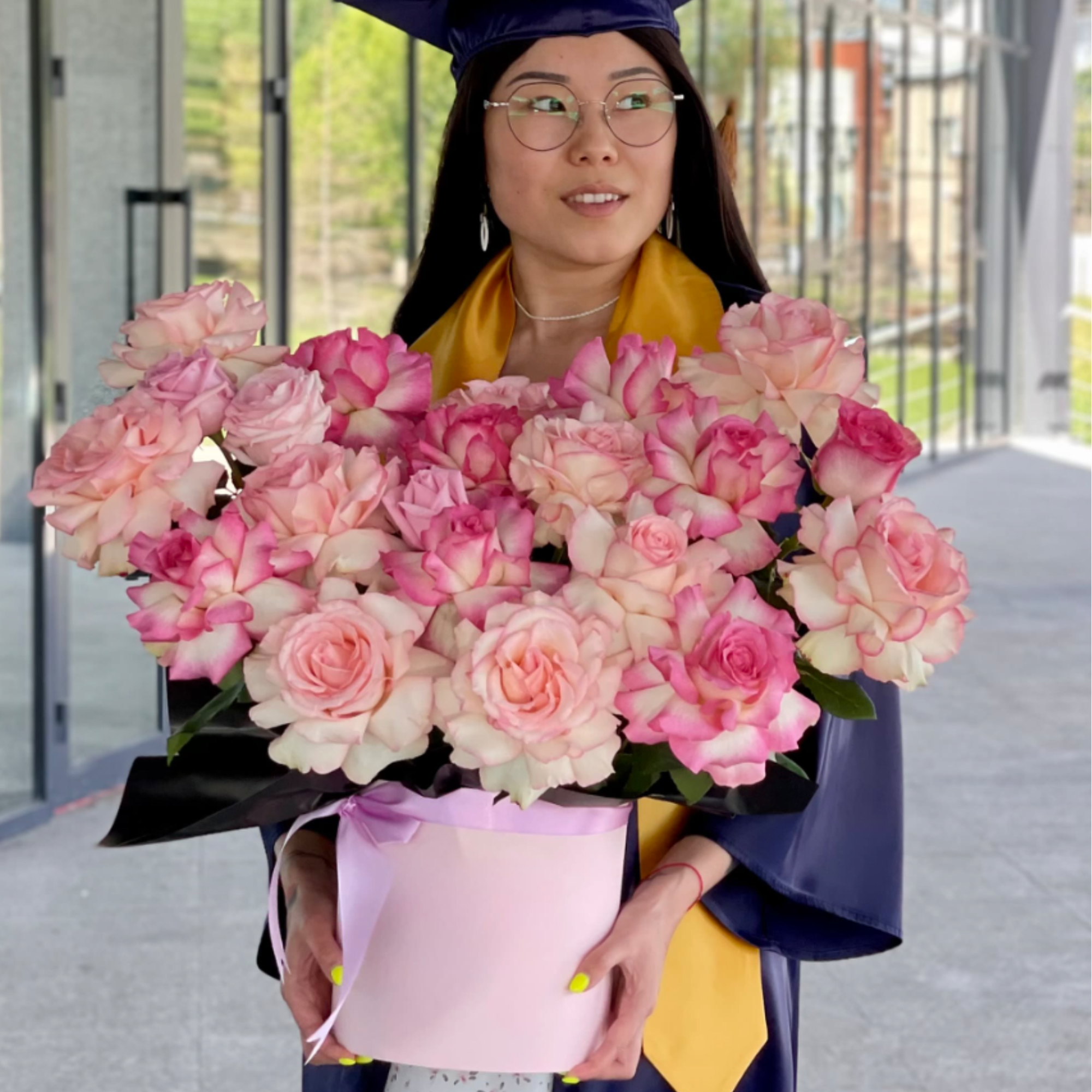 French-styled roses and lisianthus arranged in a round box.