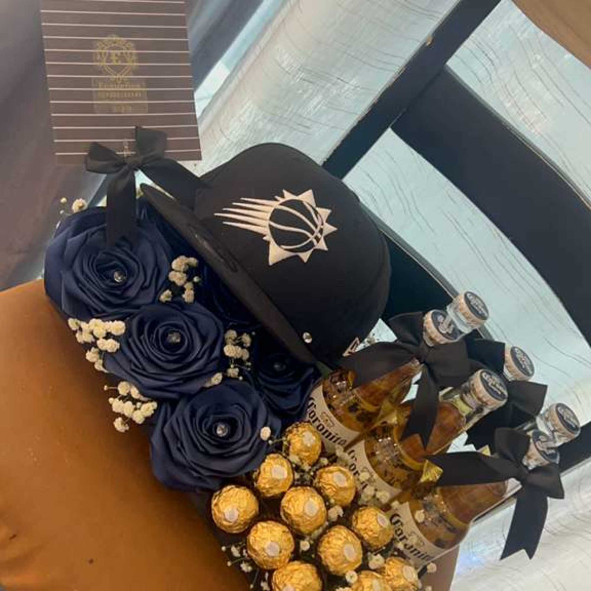 caja elaborada con coronitas rosas de liston gorra en disponibilidad original y