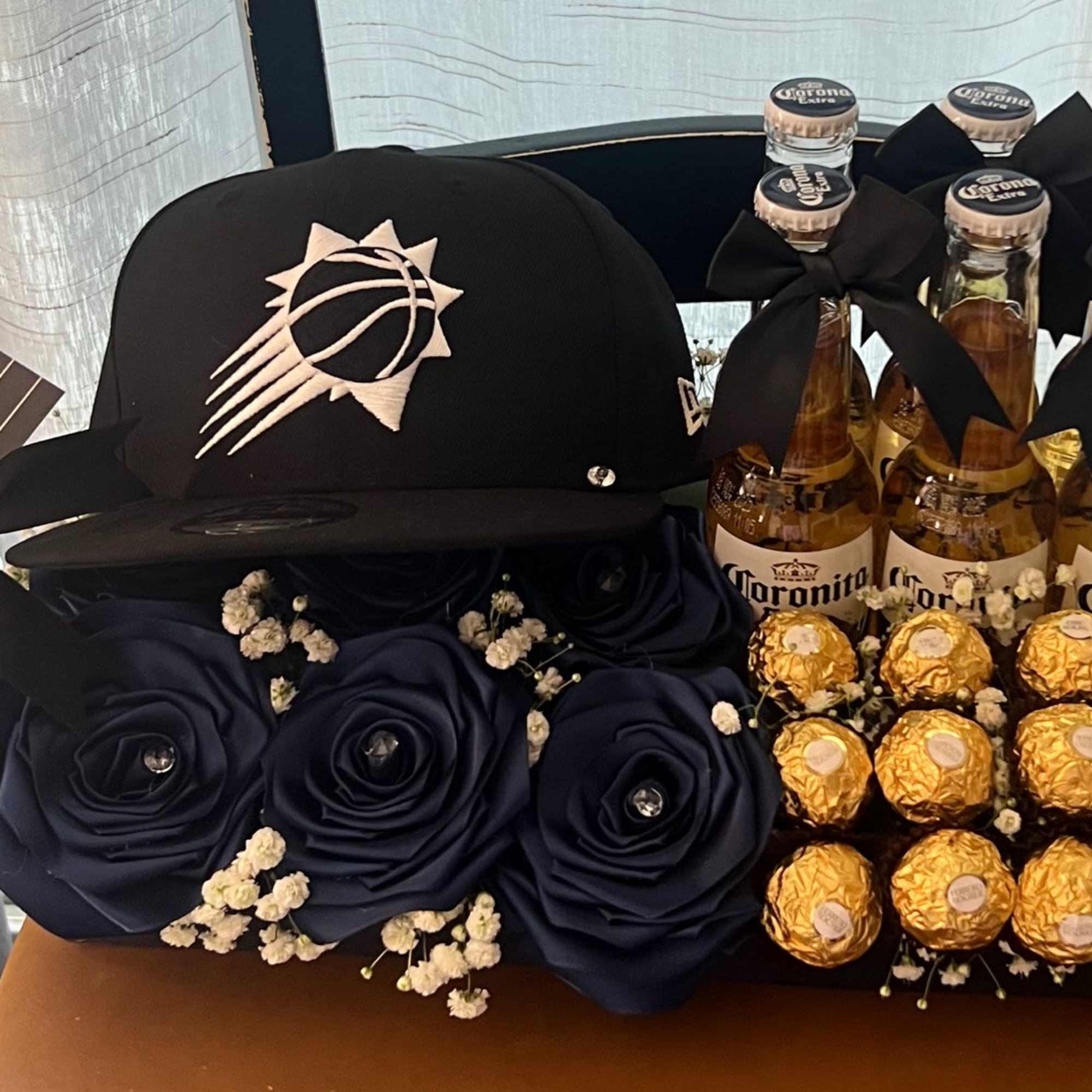 caja elaborada con coronitas rosas de liston gorra en disponibilidad original y