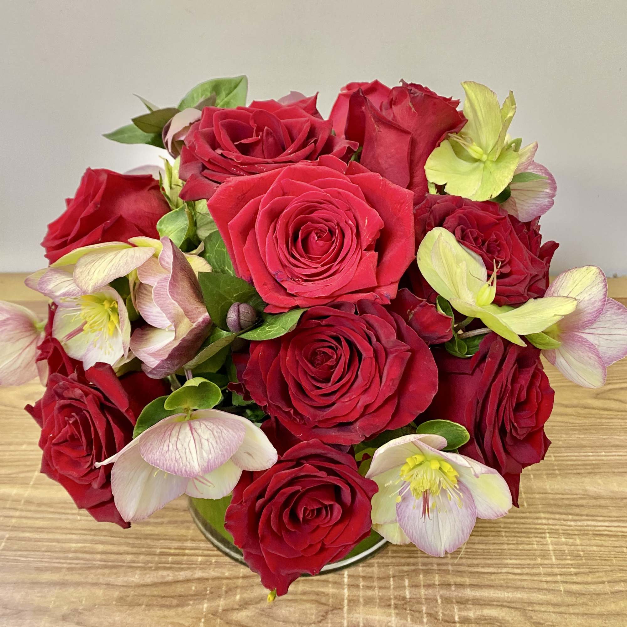 10 red roses in glass vase and hellebore&#039;s 