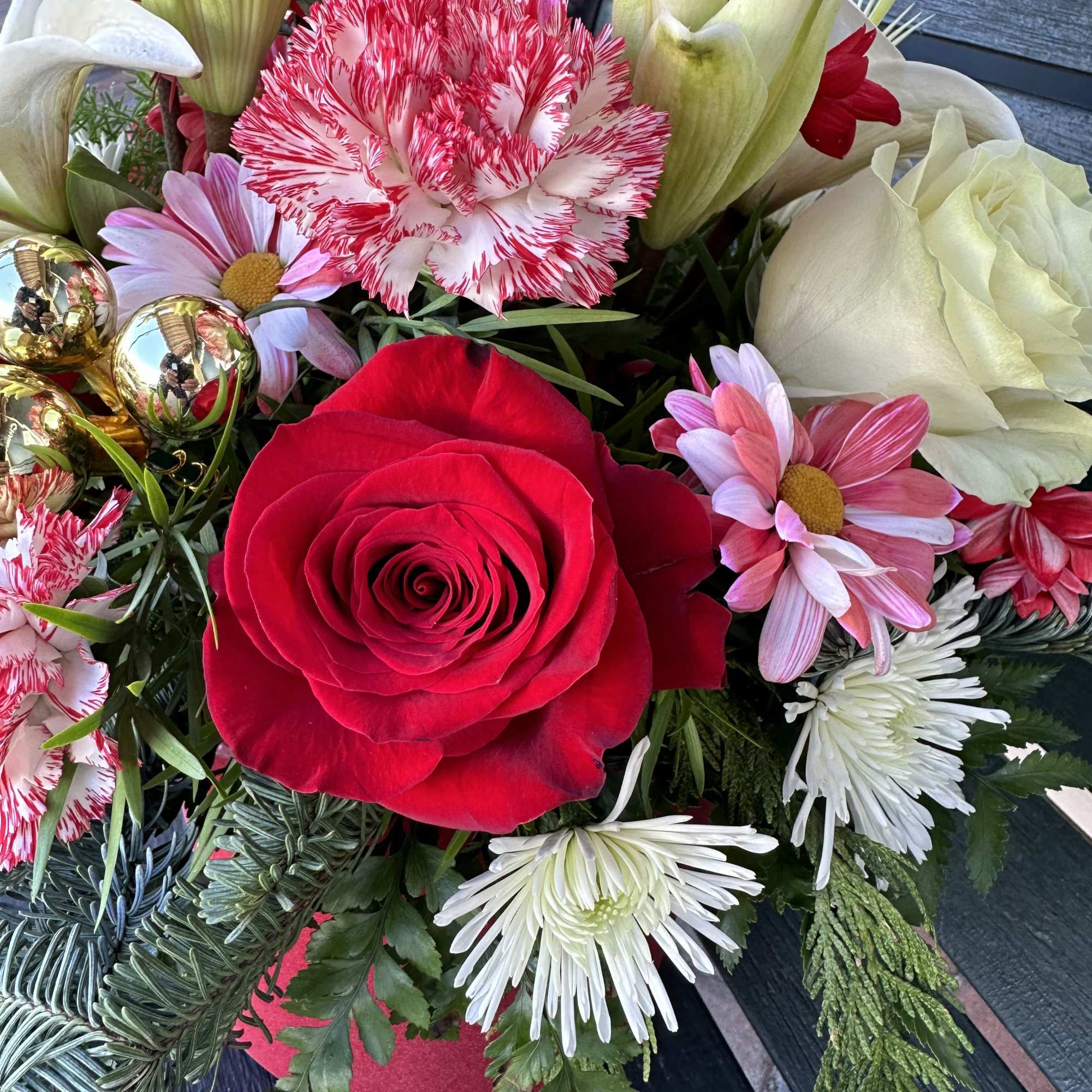 Medium sized Christmas floral design box. Perfect gift or surprise, very decorative!