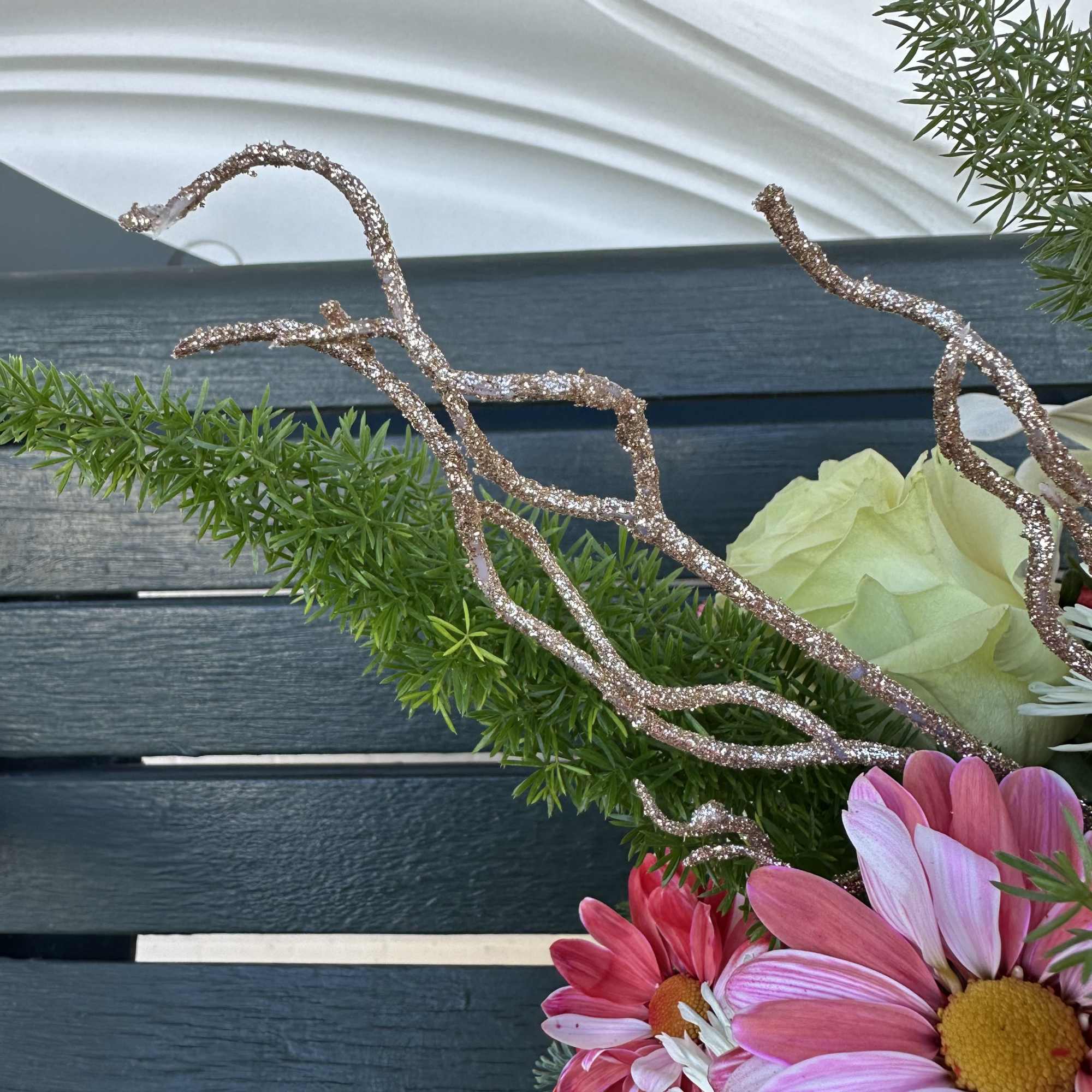 Medium sized Christmas floral design box. Perfect gift or surprise, very decorative!