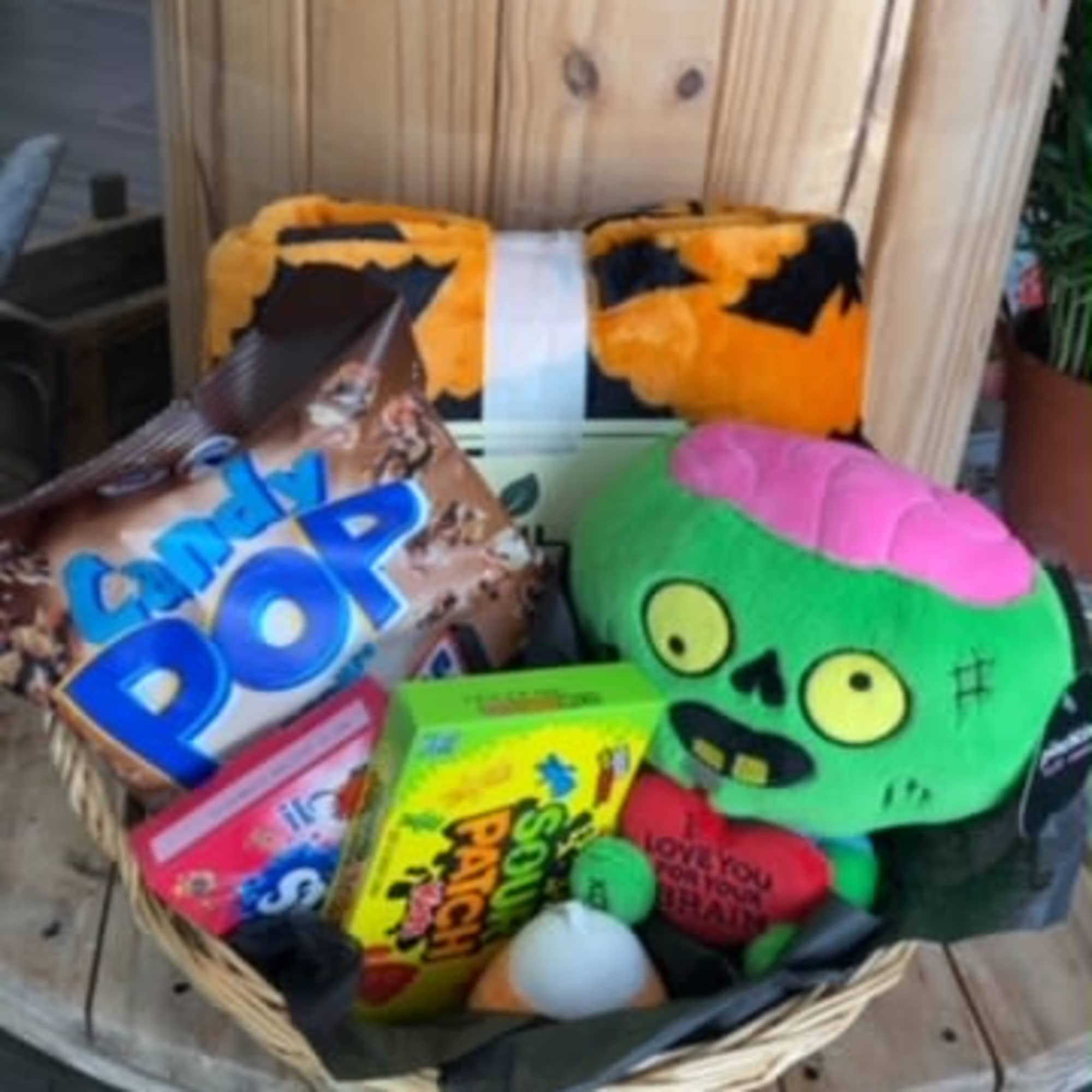 Comes with a Cozy Bat Blanket, a Punchkins Plushie, a bag  Comes with a Cozy Bat Blanket, a Punchkins Plushie, a bag