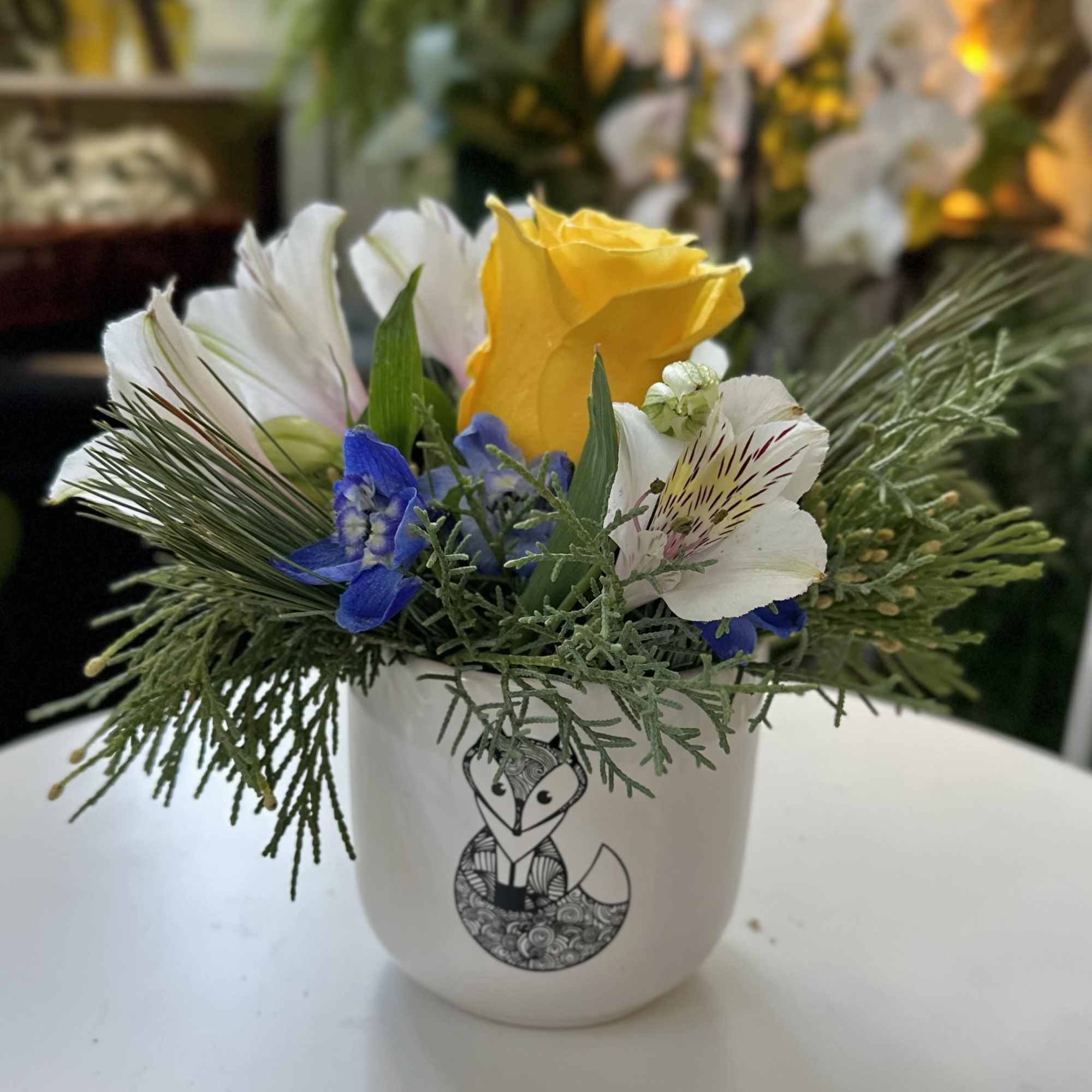 A lovely little arrangement starring everyones' favorite flower, the rose. 
Please note A lovely little arrangement starring everyones' favorite flower, the rose. 
Please note