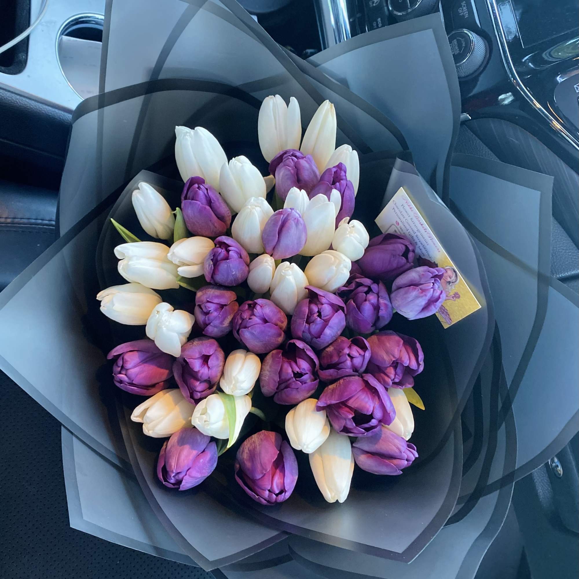 Make someone smile with this stunning tulip bouquet! Brighten up any room