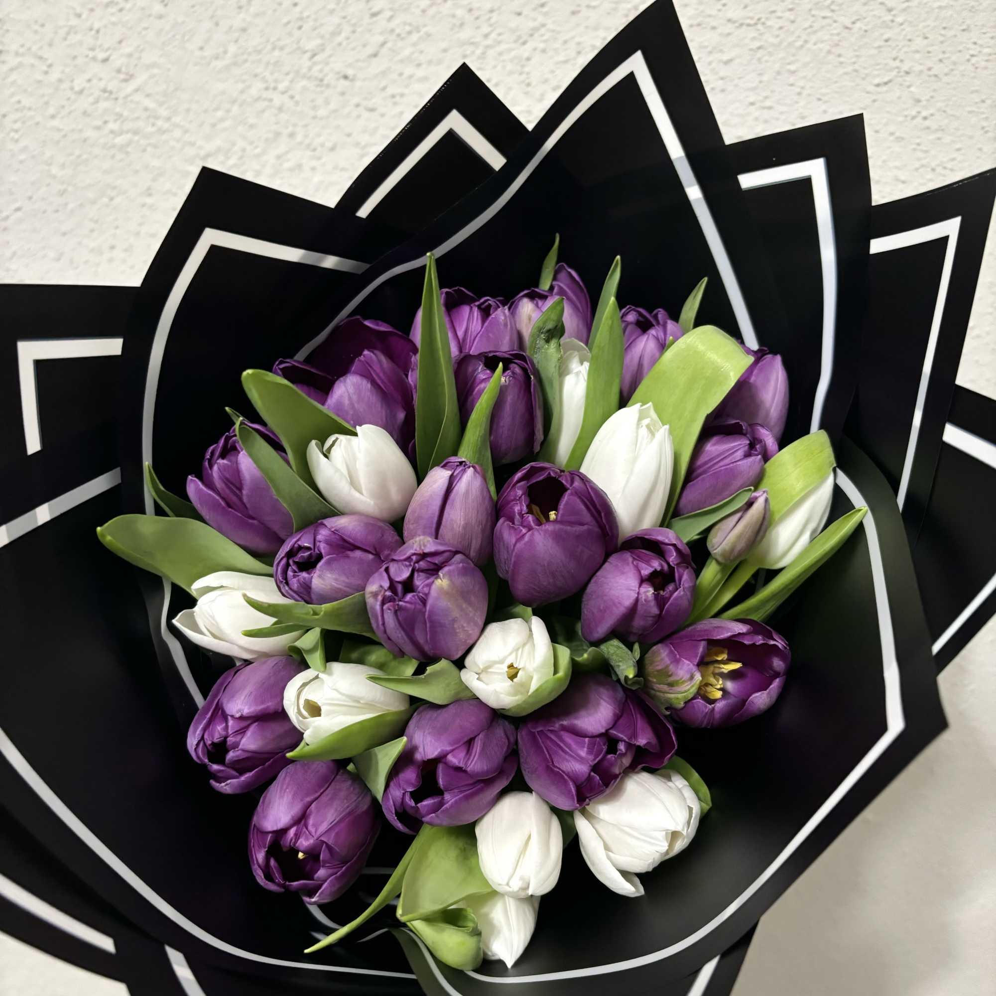 Make someone smile with this stunning tulip bouquet! Brighten up any room