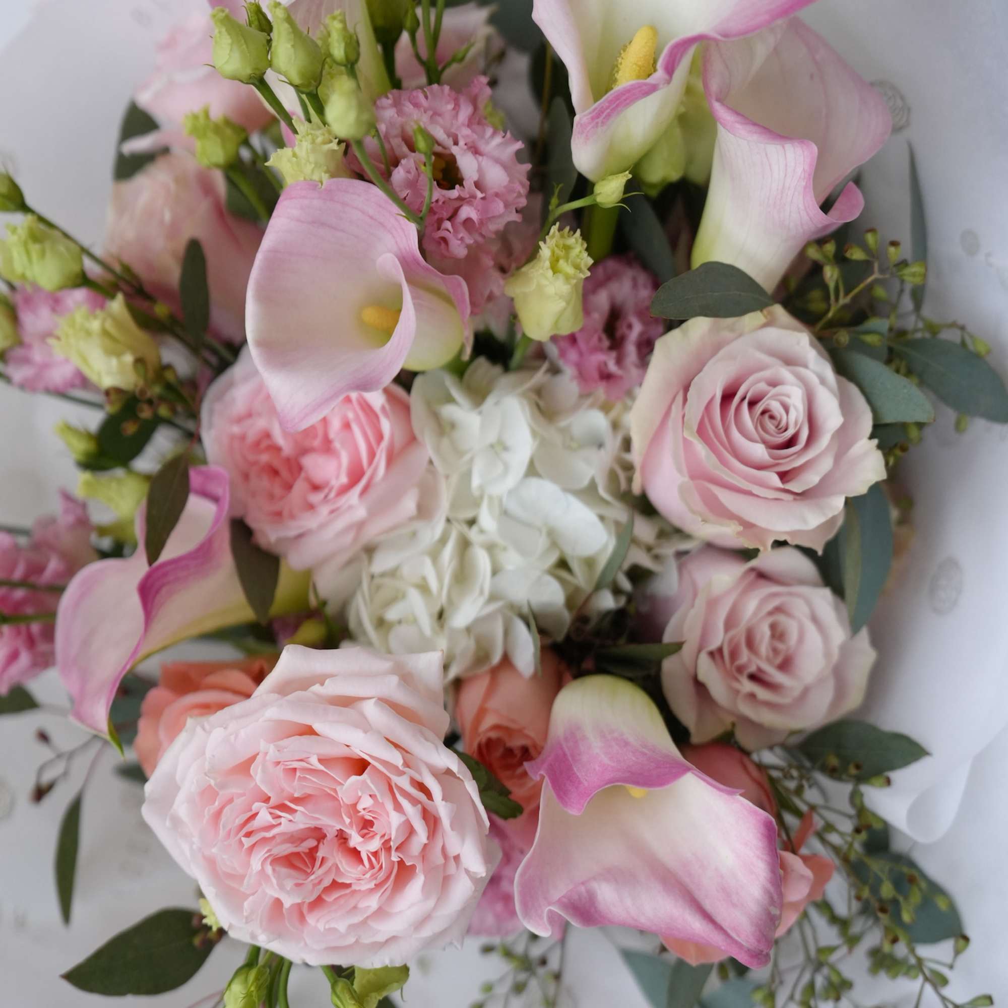 *Vase not included*
A refined and sophisticated bouquet, in soft and gentle pink *Vase not included*
A refined and sophisticated bouquet, in soft and gentle pink