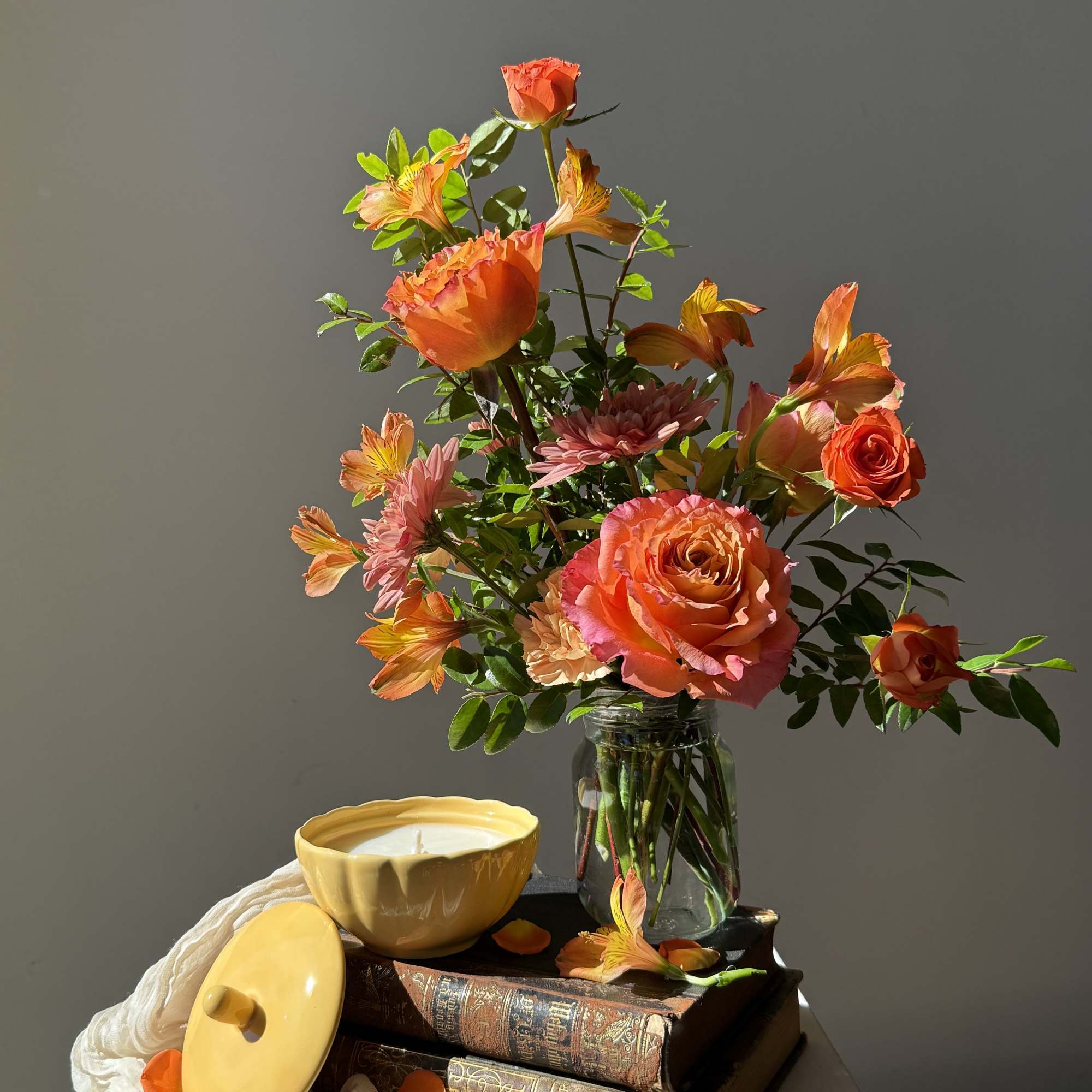 A thoughtful pairing of seasonal charm and cozy scent.  Our petite