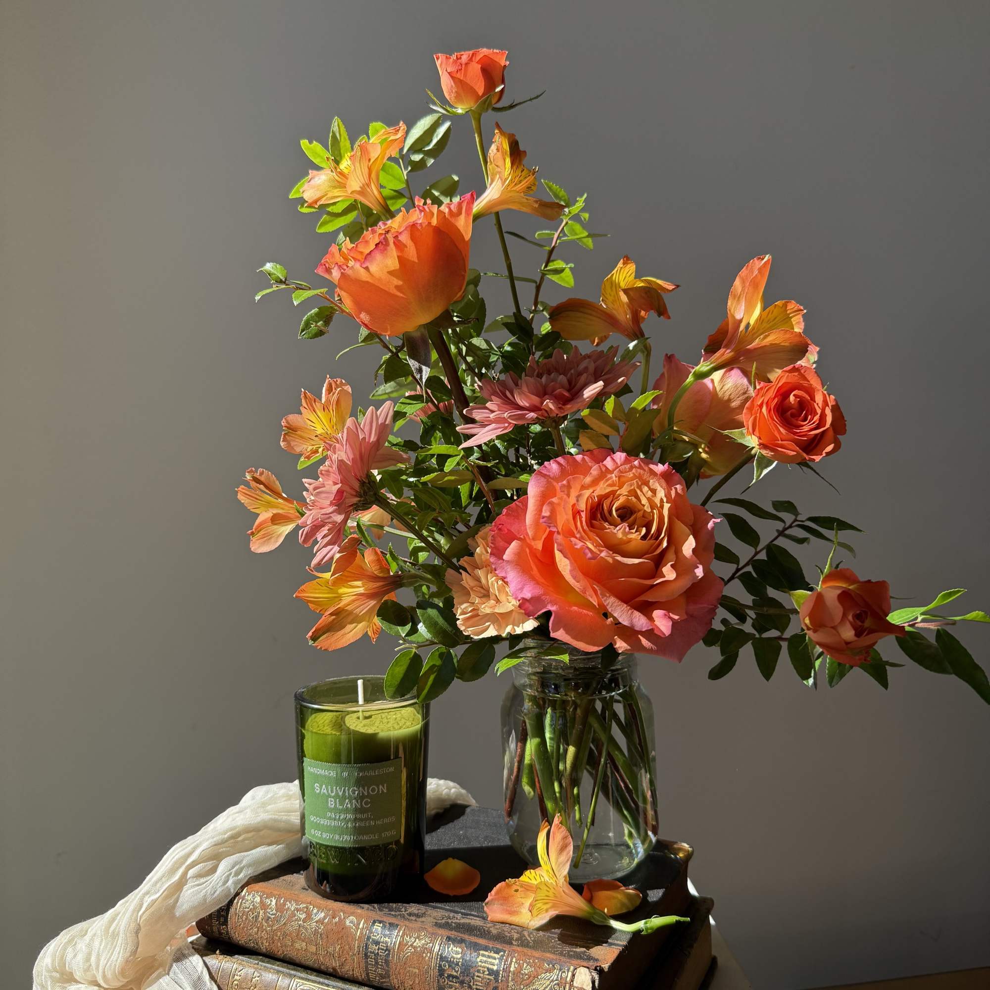 A thoughtful pairing of seasonal charm and cozy scent.  Our petite