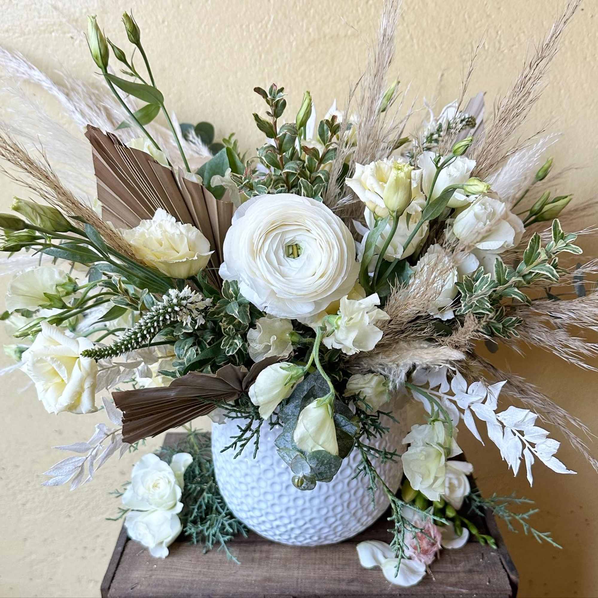 Trending fresh and dried/preserved florals in whites &amp; naturals. 