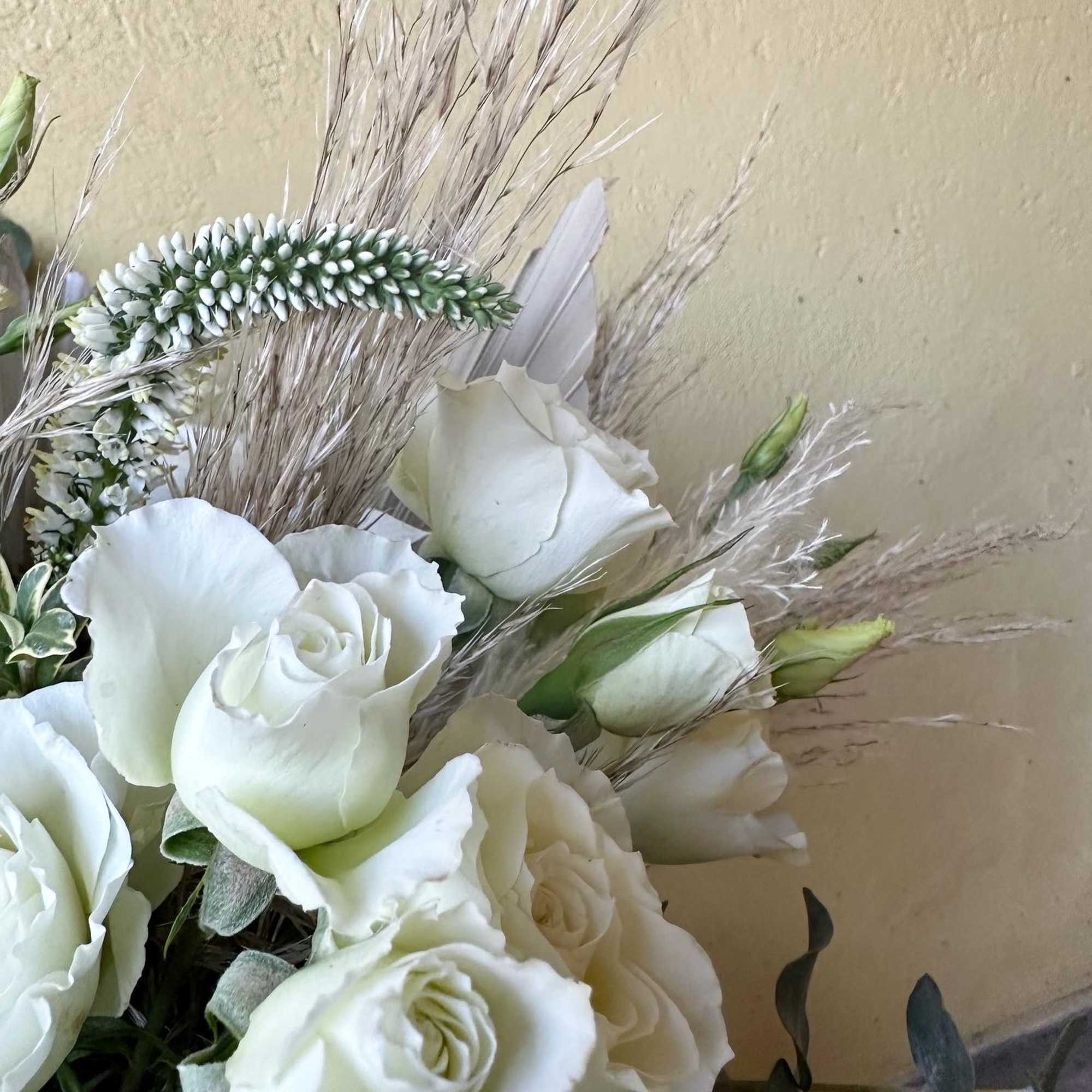 Trending fresh and dried/preserved florals in whites &amp; naturals. 