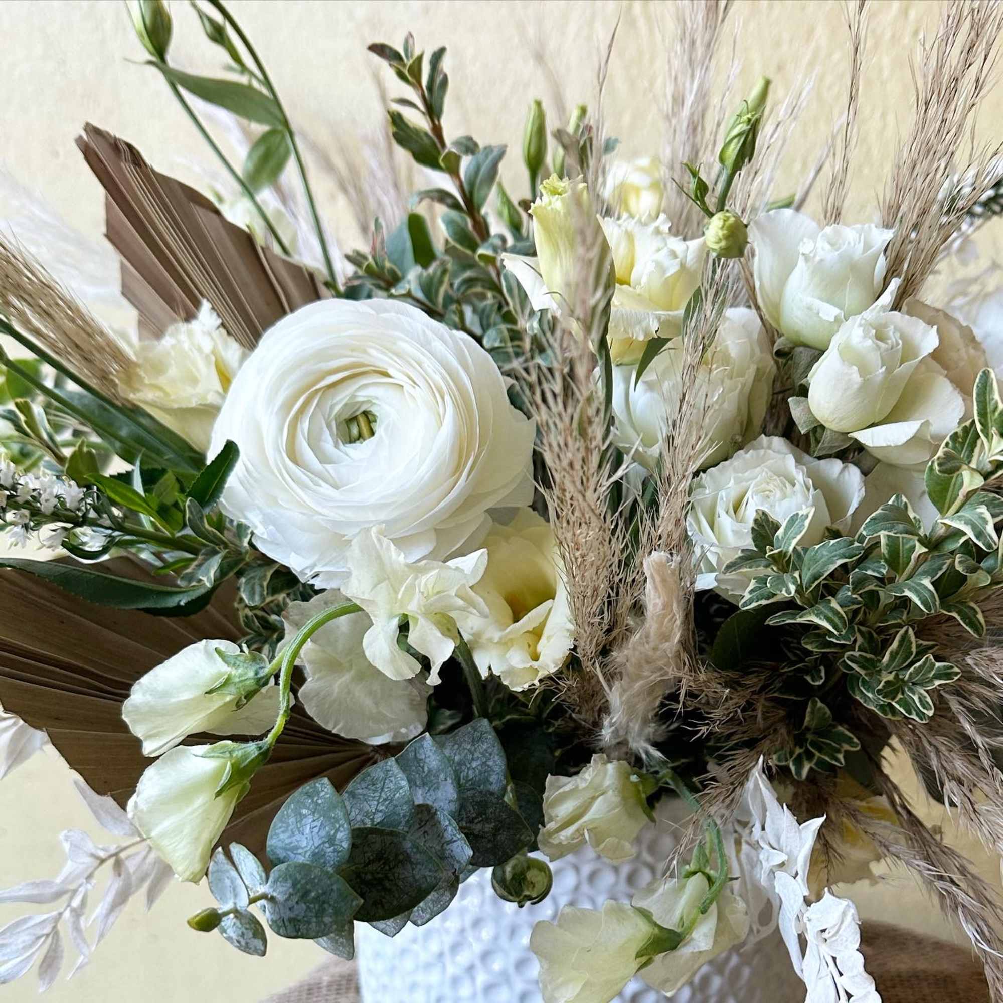 Trending fresh and dried/preserved florals in whites &amp; naturals. 
