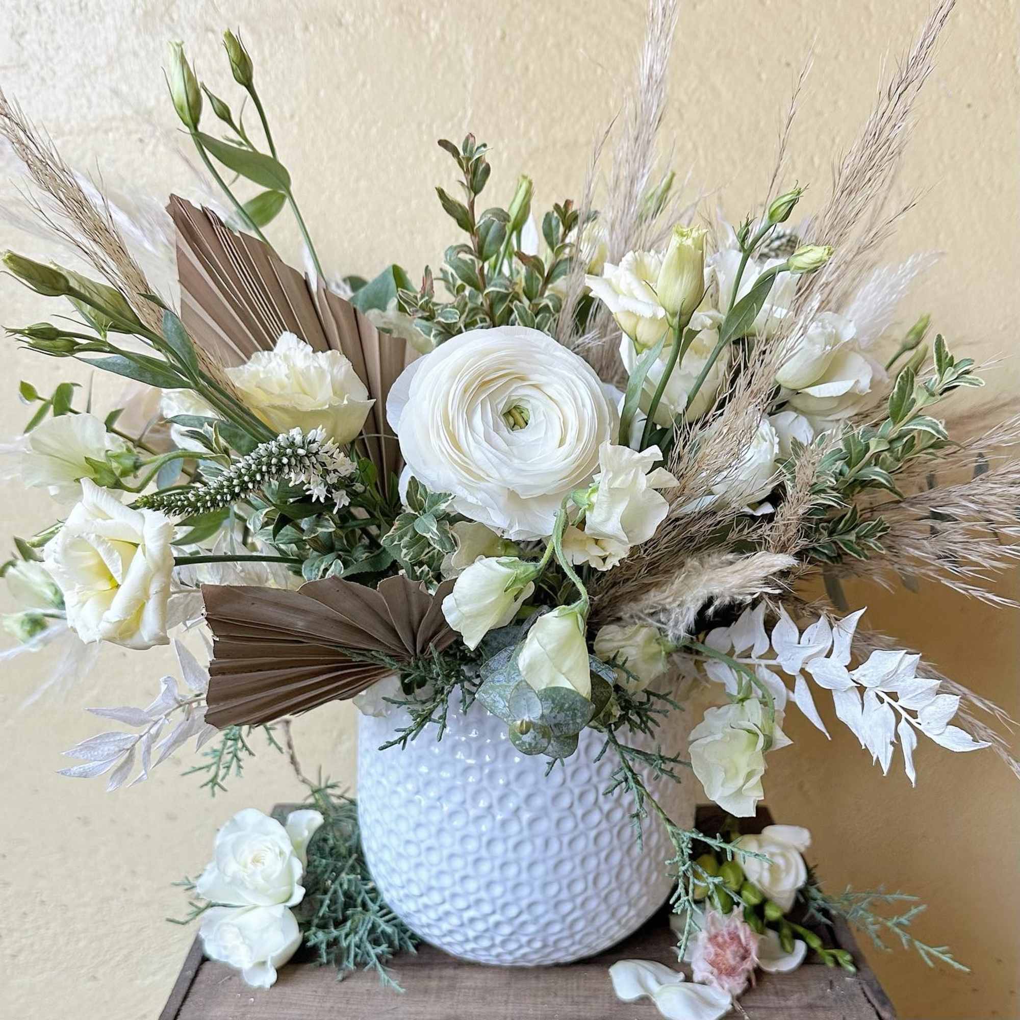 Trending fresh and dried/preserved florals in whites &amp; naturals. 